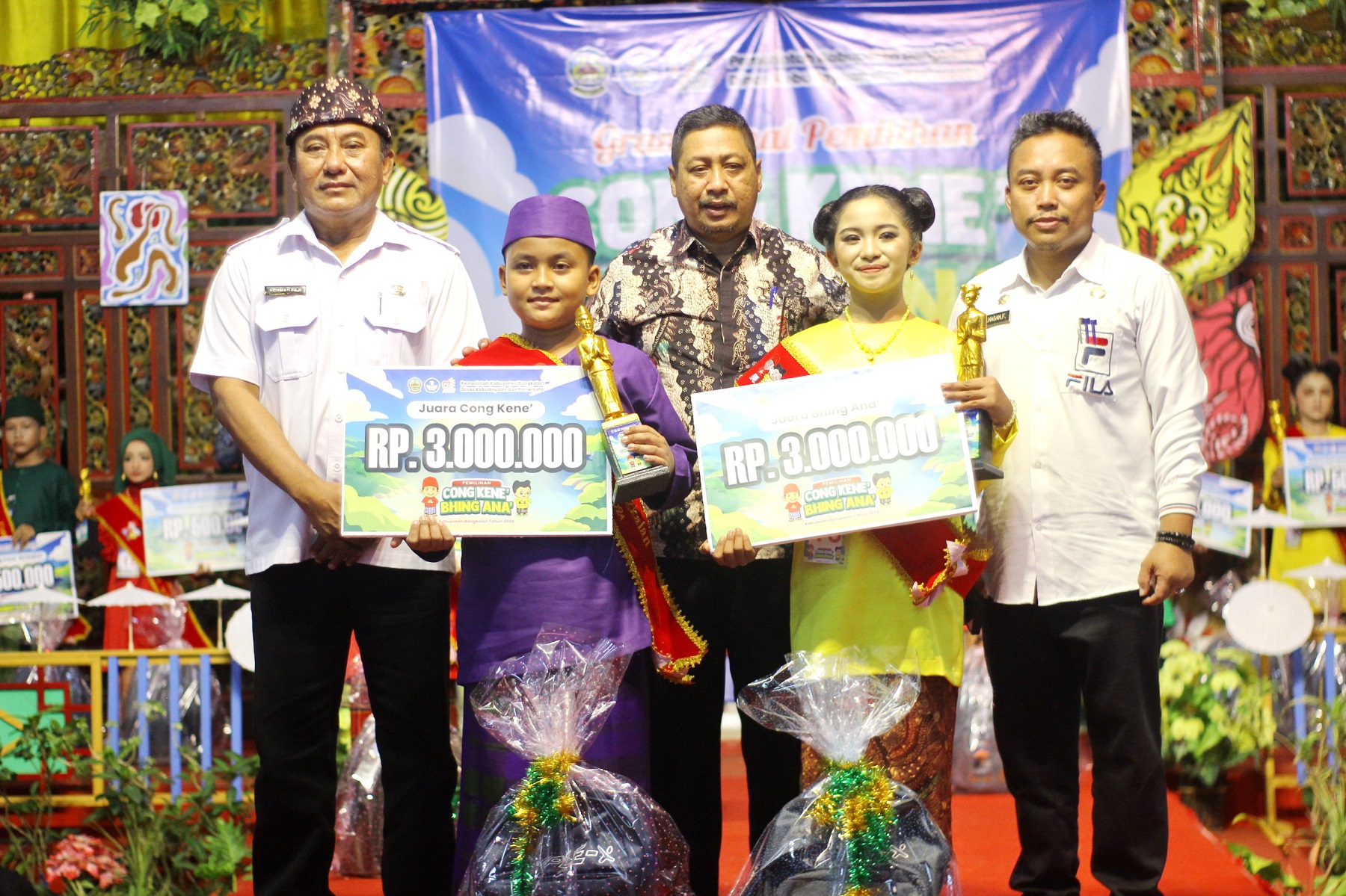 GENERASI EMAS: Kadisbudpar Bangkalan (kiri), Asisten Pemerintahan dan Kesra Pemkab Bangkalan (tengah), dan Kepala DPRKP Bangkalan berfoto dengan pemenang Cong Kene&rsquo; Bhing Ana&rsquo;, Rabu (16/10).