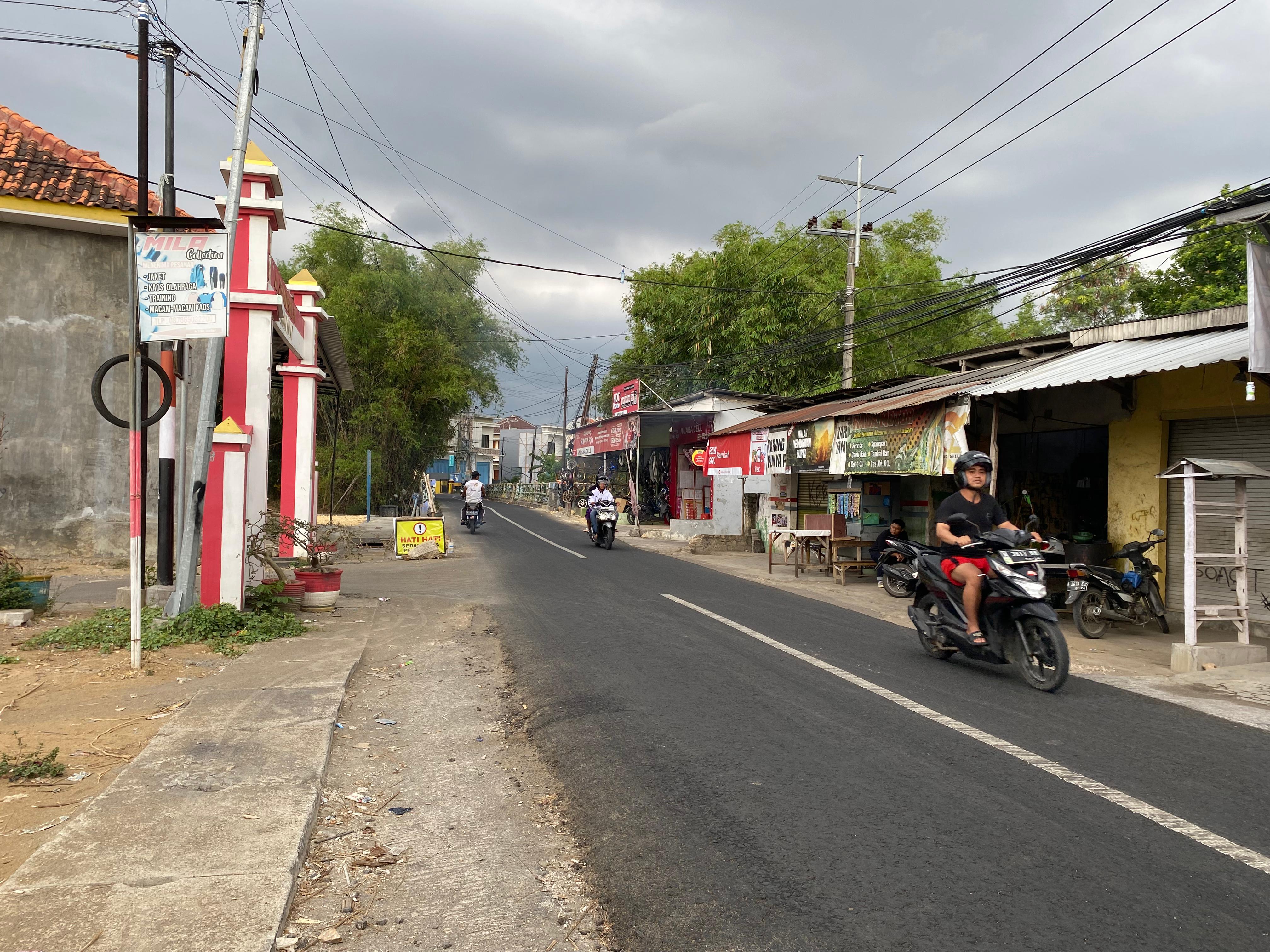 BARU: Sejumlah pengendara melintas di Jalan Sersan Mesrul, Kelurahan Gladak Anyar, Pamekasan, Senin (21/10). (AYU LATIFAH/JPRM)