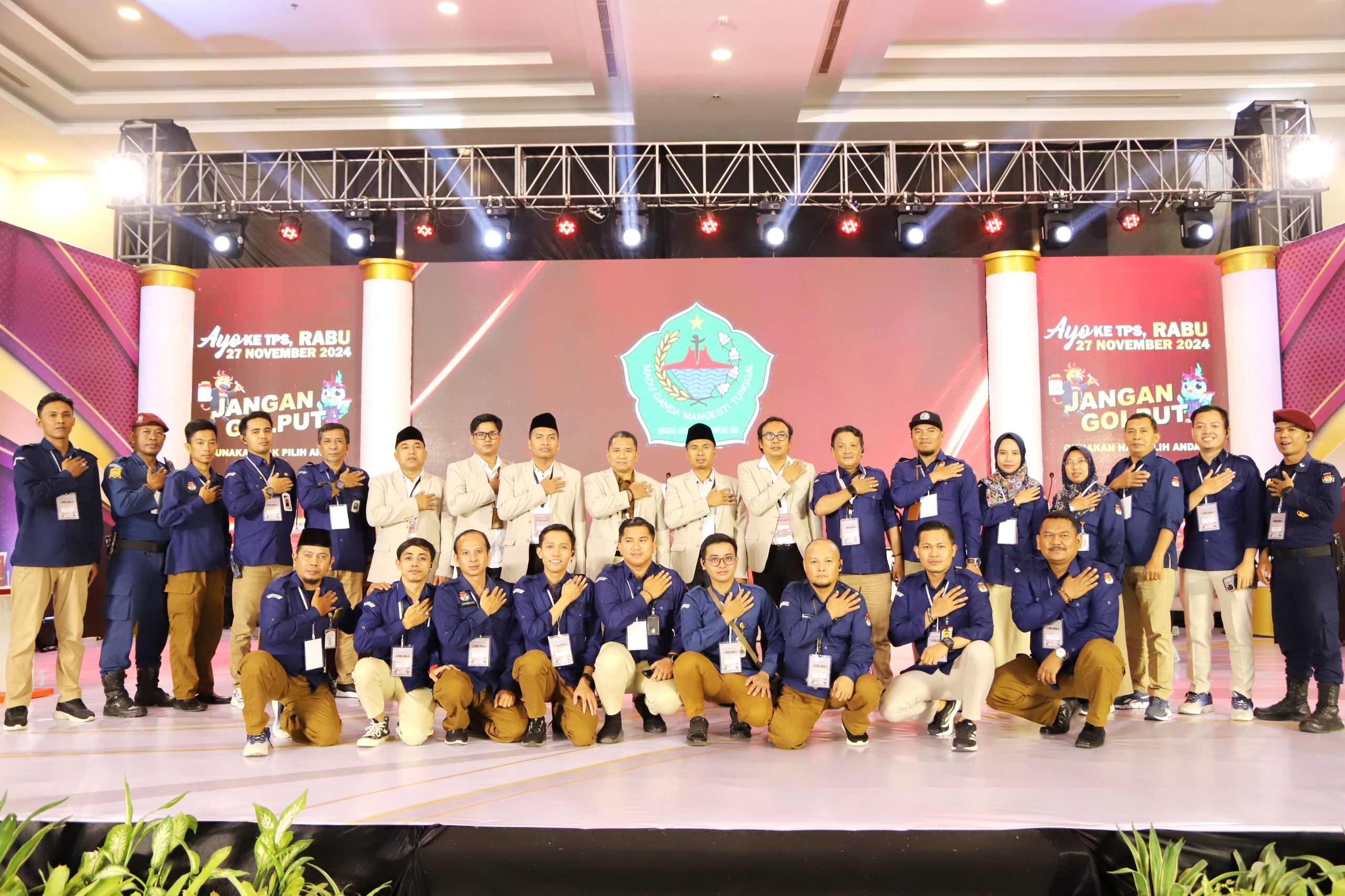 SUKSES: Komisioner beserta sekretariat KPU Pamekasan berfoto bersama seusai debat publik pertama calon bupati dan wakil bupati di Azana Style Hotel Madura, Minggu (20/10) malam.