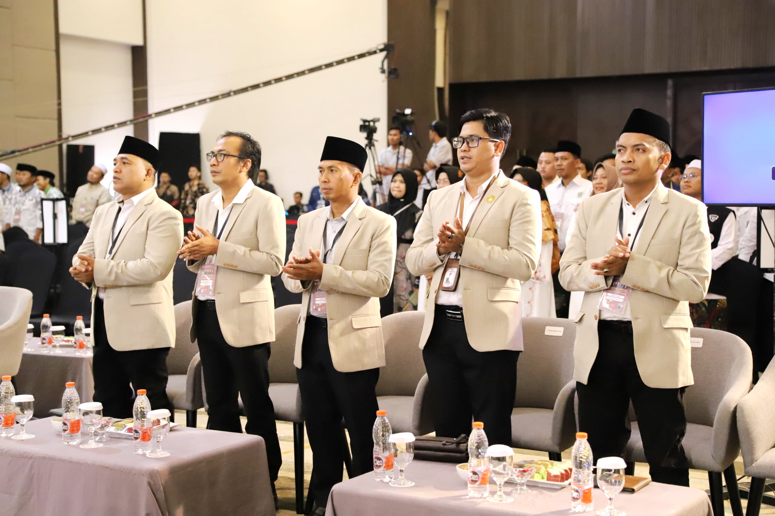 BERJEJER: Komisioner KPU Pamekasan mengikuti debat publik pertama calon bupati dan wakil bupati di Azana Style Hotel Madura, Minggu (20/10) malam.