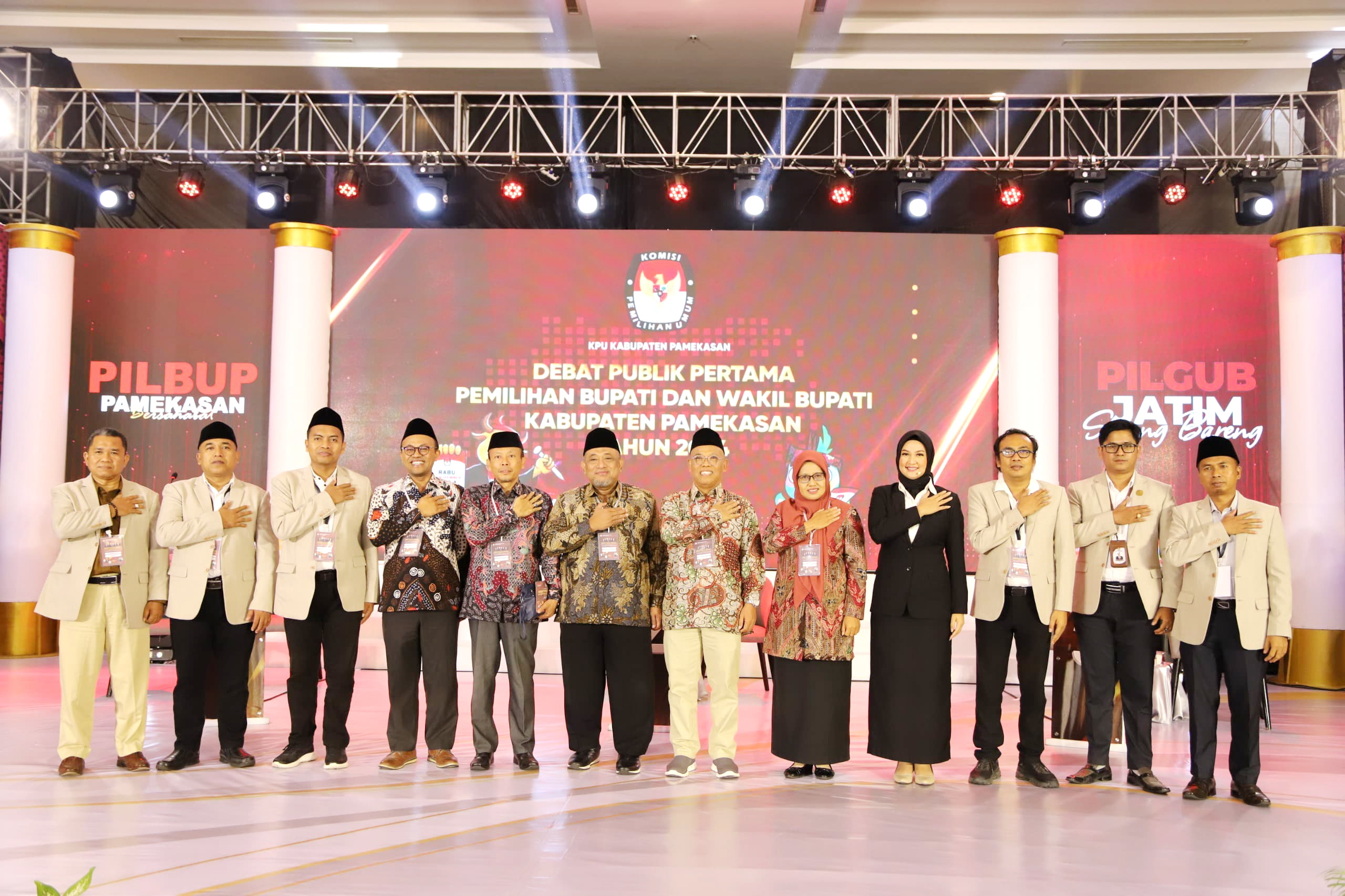 BERSINERGI: Komisioner KPU Pamekasan berfoto bersama panelis dan moderator seusai debat publik pertama calon bupati dan wakil bupati di Azana Style Hotel Madura, Minggu (20/10) malam.