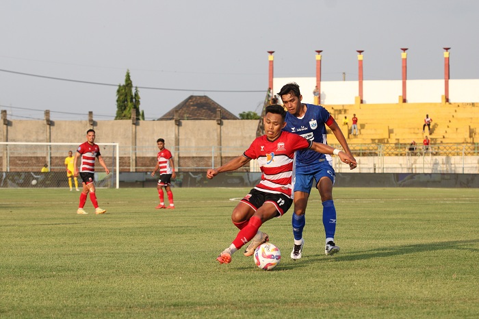 TAMPIL MENYERANG: Andi Irfan dikawal ketat pemain PSIS Semarang Septian David Maulana saat bertanding di SGB, Rabu (23/10). (VIVIN AGUSTIN HARTONO/JPRM)
