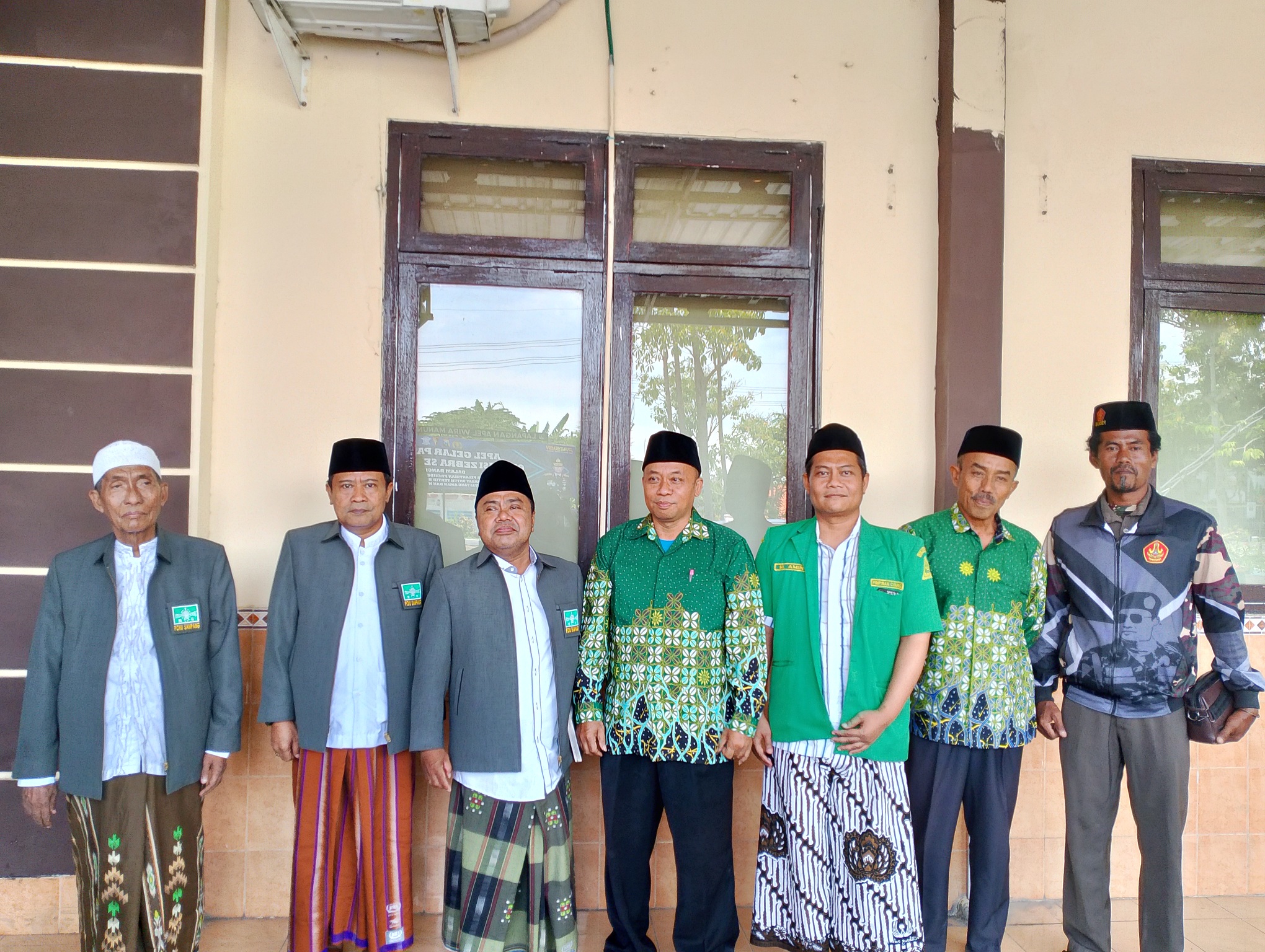 NETRAL: Pengurus Ormas Islam berfoto bersama usai bersilaturahmi dengan Kapolres AKBP Hendro Sukmono di Mapolres Sampang kemarin. (UBAIDILLAHIR RA&rsquo;IE/JPRM)
