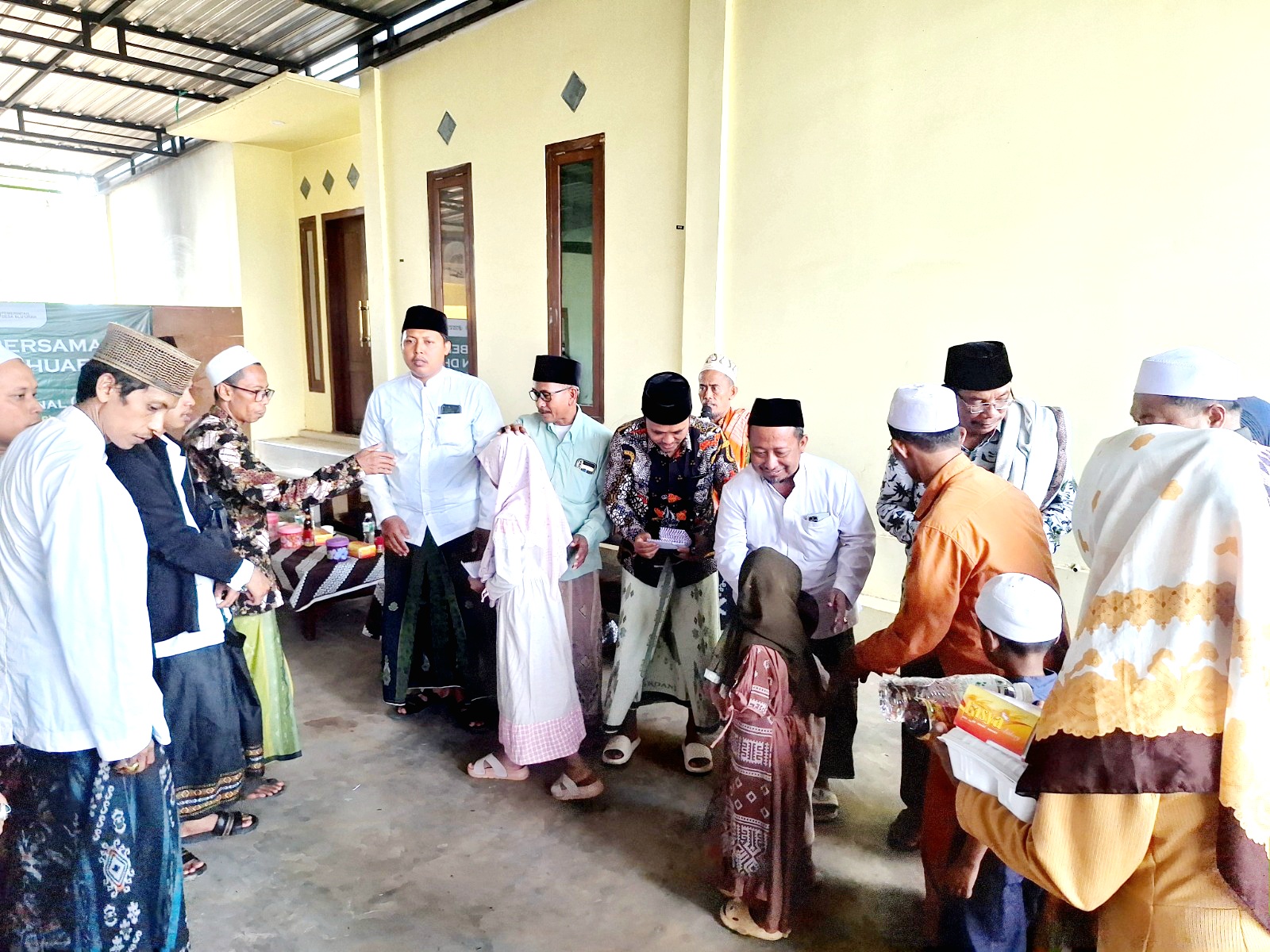 PEDULI: Pemdes Bluuran saat memperingati HSN dengan berbagi pada 300 anak yatim Selasa (22/10). (PEMDES BLUURAN UNTUK JPRM)