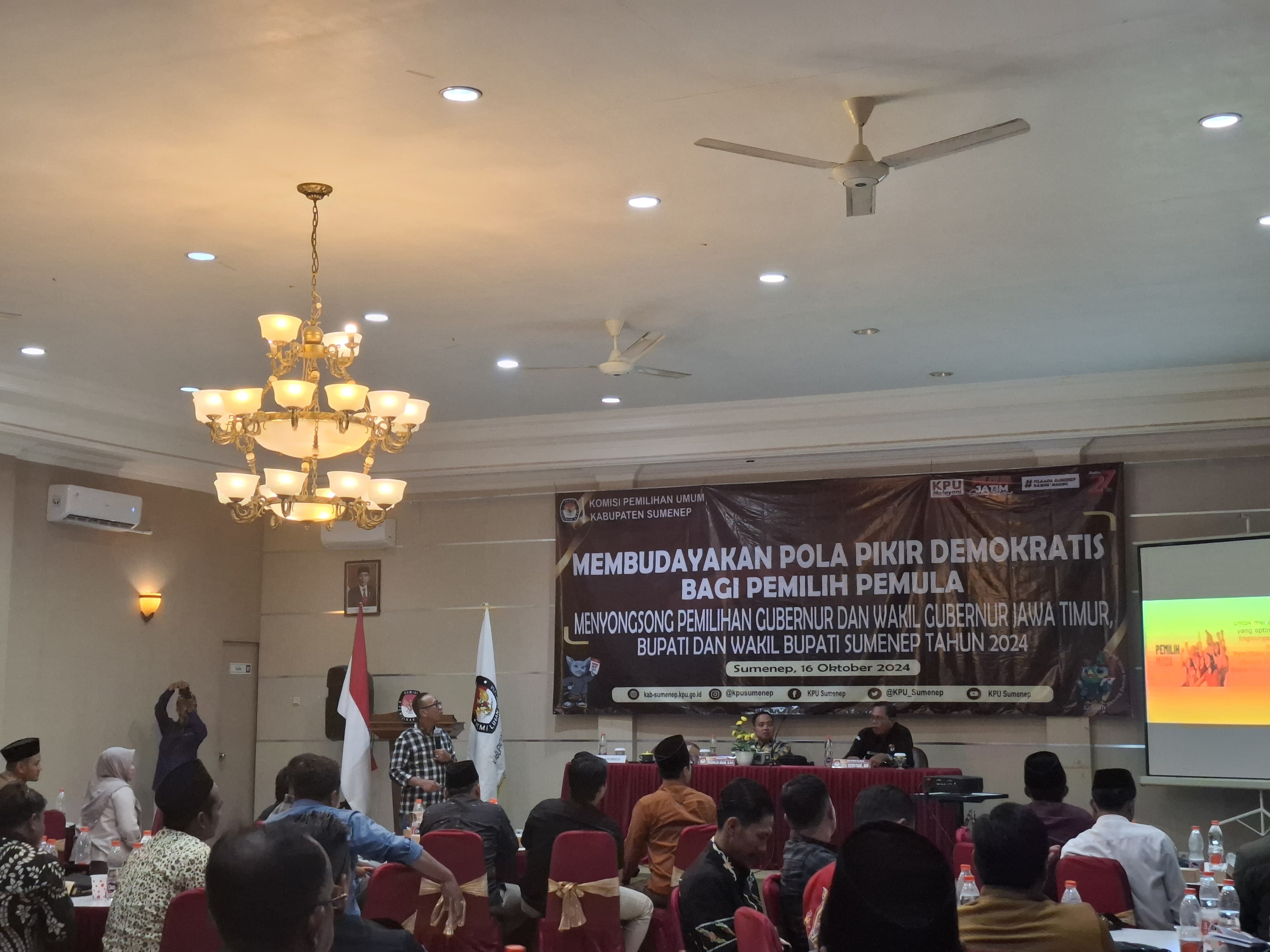 SOSIALISASI: KPU Sumenep memberikan sosialisasi kepada PPK se-Kabupaten Sumenep untuk melakukan sosialisasi kepada masyarakat di Hotel C1 Sumenep. (MOH. LATIF/JPRM)
