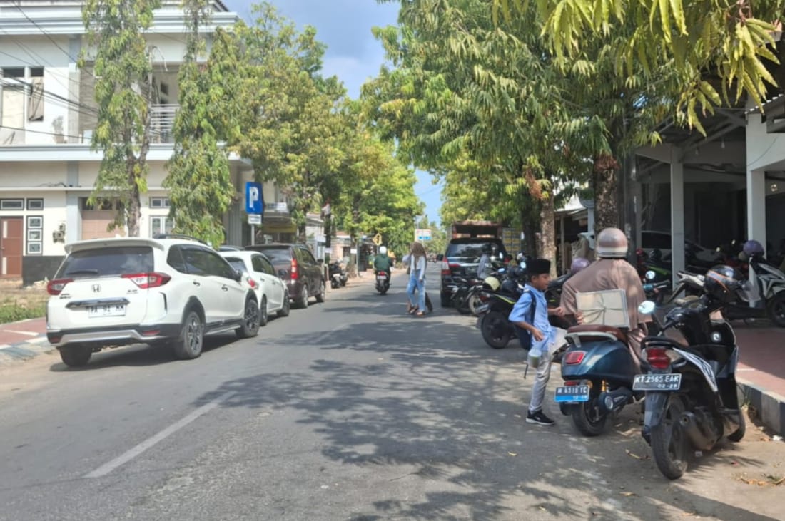 DIKELUHKAN: Sejumlah kendaraan bermotor parkir di sisi jalan depan Toko Dewi Sri di Jalan Dr Cipto, Desa Kolor, Kecamatan Kota Sumenep, Selasa (22/10).