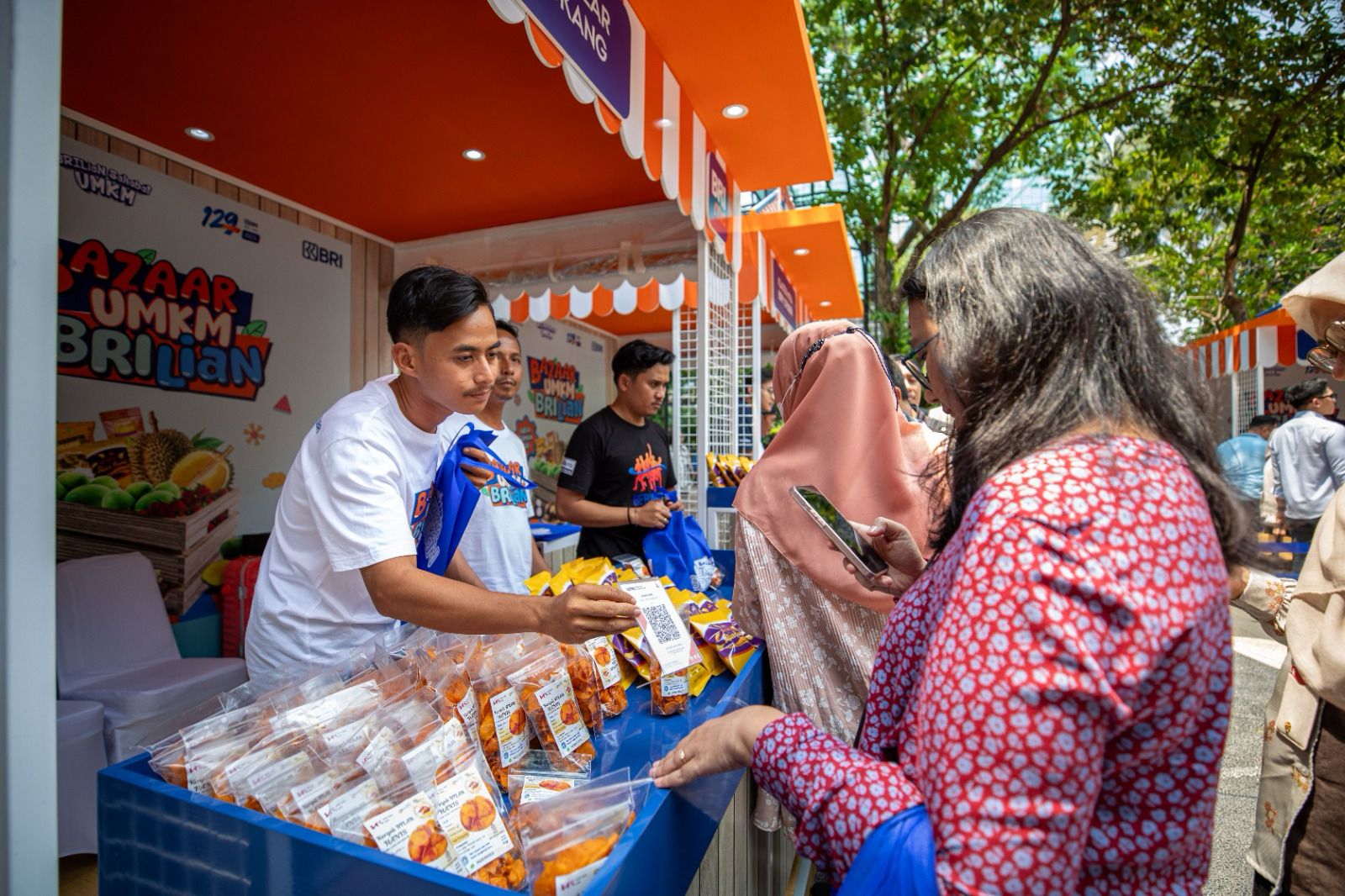 BERMANFAAT: Bazaar UMKM BRILiaN. Acara ini diadakan di Area Taman BRI, Jakarta, pada 18 Oktober 2024.