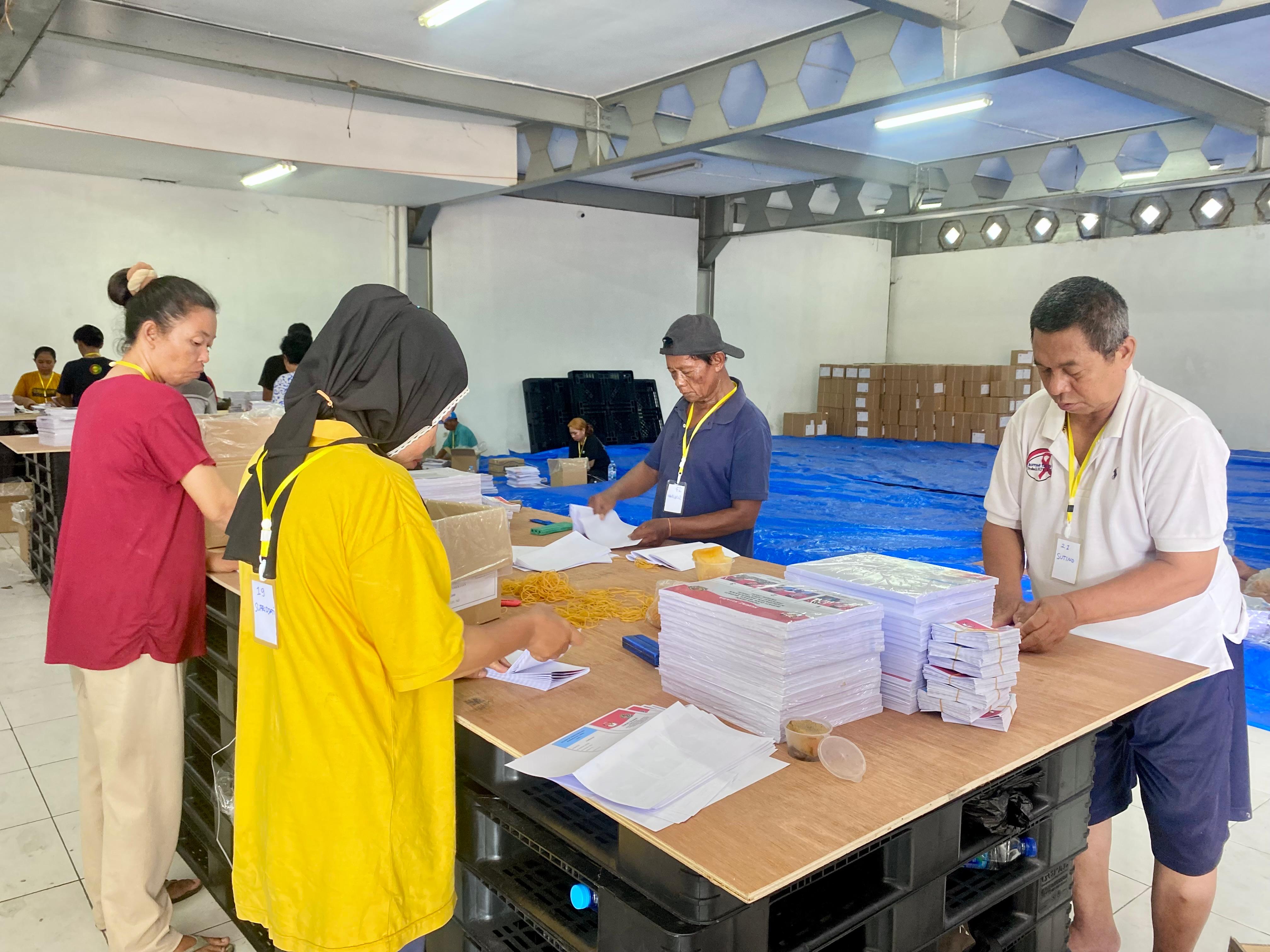TELITI: Pekerja menyortir surat suara di gudang logistik KPU Pamekasan, Jumat (25/10). (MOH. IQBAL AFGANI/JPRM)