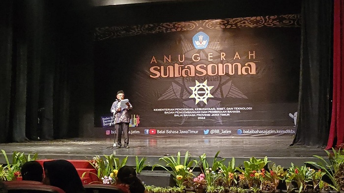 SASTRAWAN DARI SAMPANG: Hidayat Raharja menyampaikan orasi budaya setelah menerima Anugerah Sutasoma 2024 kategori sastrawan di Gedung Kesenian Cak Durasim Surabaya, Kamis (17/10).