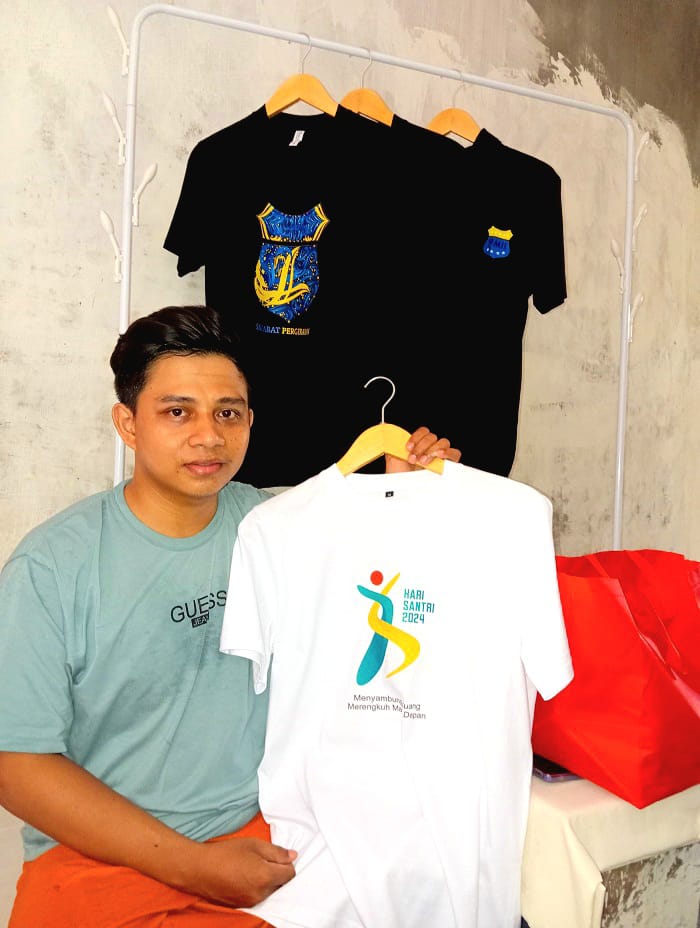 PRODUKTIF: Owner Thysa Printing Moh. Salim menunjukkan salah satu produknya di Desa Kamuning, Kecamatan Sampang, Minggu (13/10). (JUNAIDI PONDIYANTO/JPRM)