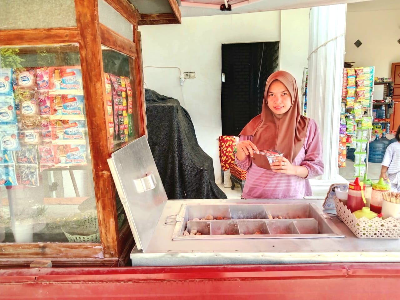 BERVARIASI: Penjual pentol berbagai varian rasa Mufar menunjukkan dagangannya, Sabtu (12/10). (ZEINAL ABIDIN/JPRM)