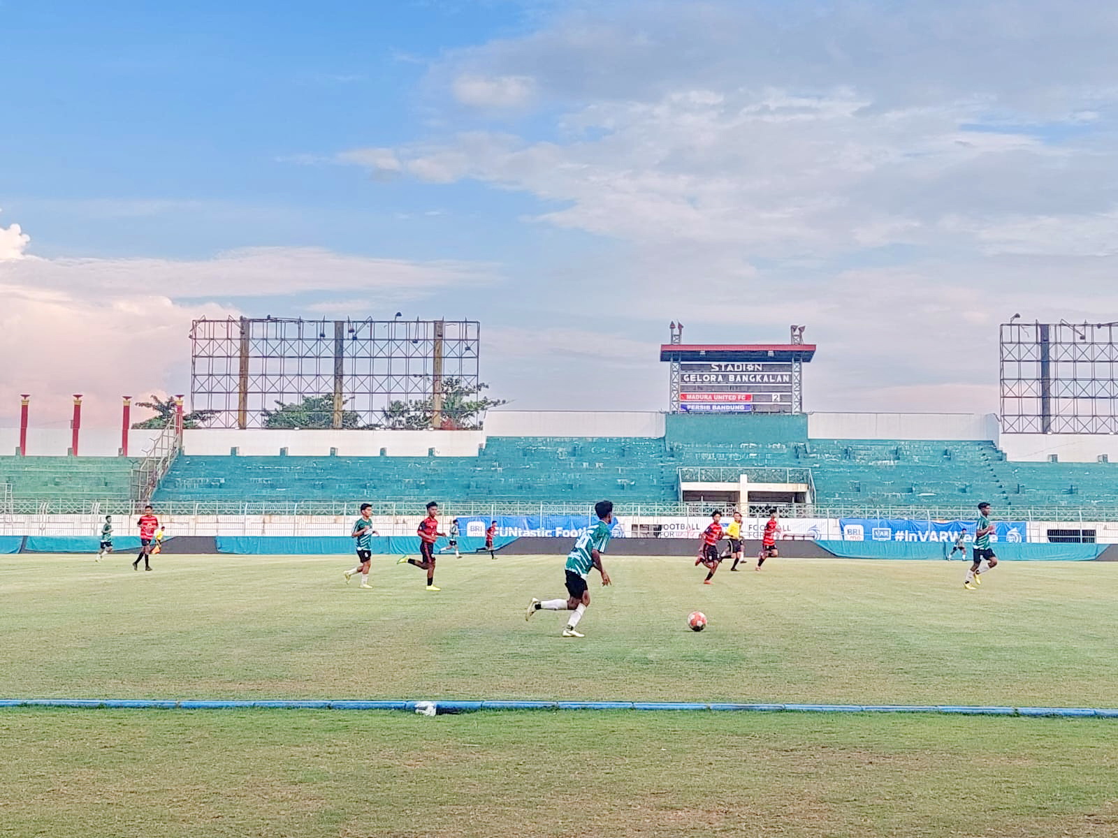 BELUM TENTUKAN SIKAP: Pemain Popda Sampang (biru) menggiring bola saat menghadapi tim kesebelasan Popda Bangkalan, di Stadion Gelora Bangkalan.