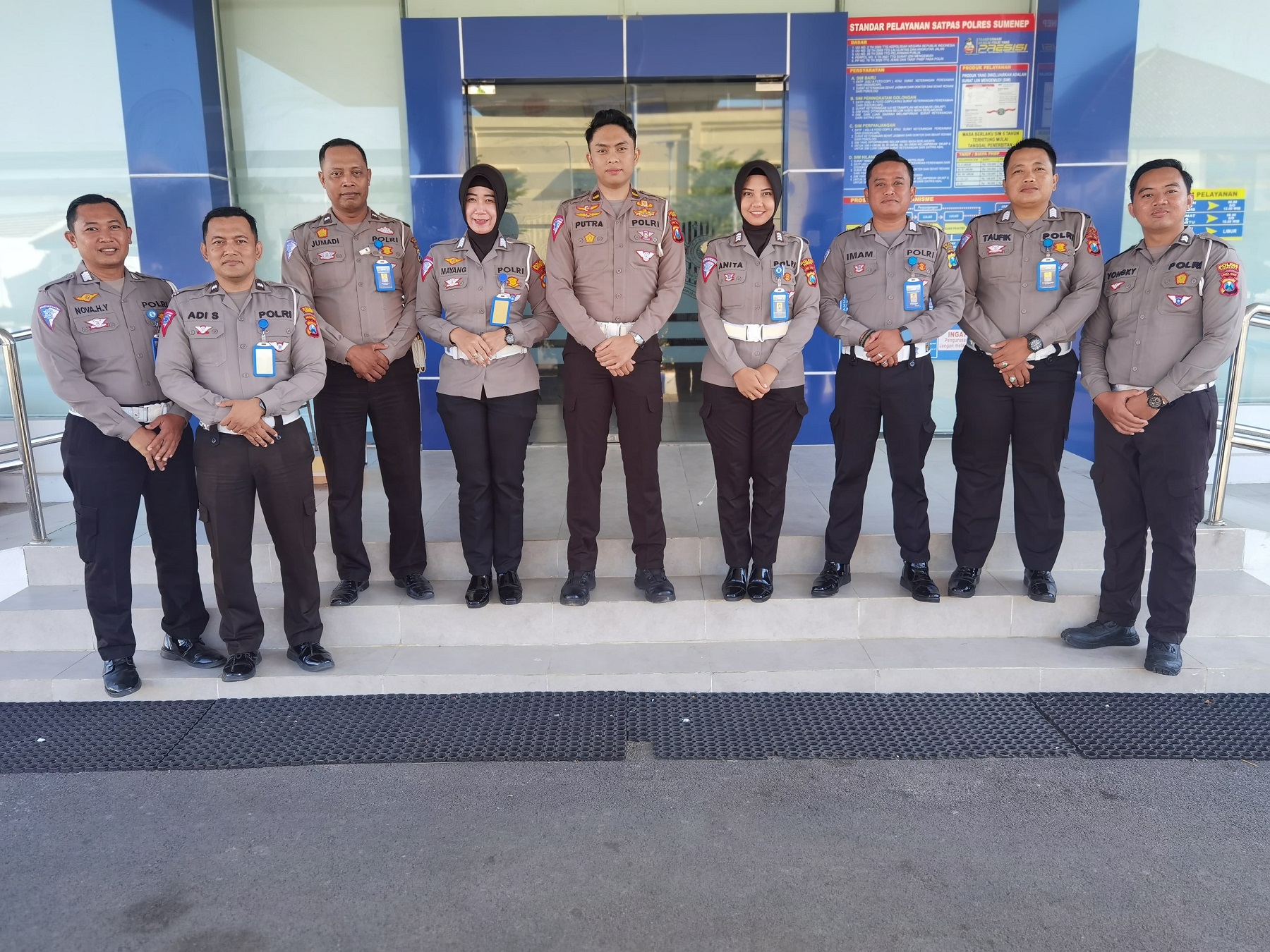KOMPAK: Kanit Regident Satlantas Polres Sumenep Ipda Putra Wira Pratama Laksana Indragiri bersama jajarannya di Mapolres Sumenep.