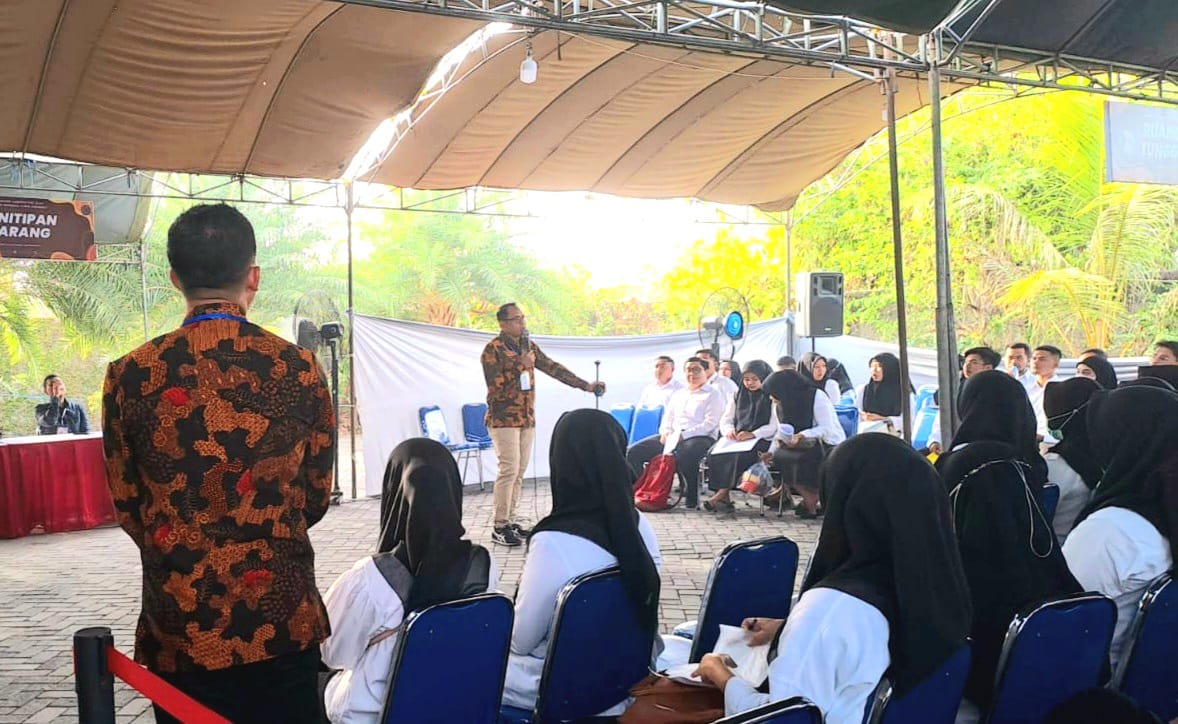 RAPI: Sejumlah peserta rekrutmen CPNS Kabupaten Sampang mendengarkan arahan sebelum mengikuti SKD di Gedung Jaya Prima Abadi, Pamekasan, Selasa (22/10). (BKPSDM UNTUK JPRM)
