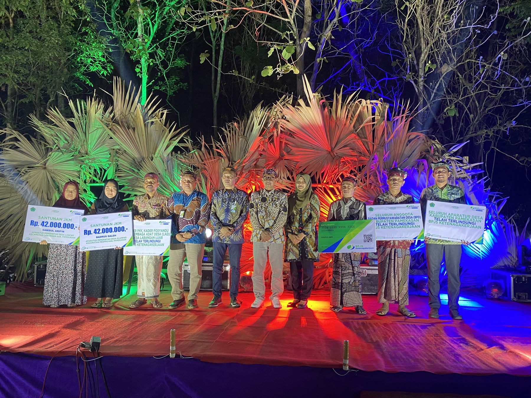 LAUNCHING: Pj Bupati Pamekasan didampingi Kepala BPJS Naker Kanwil Jatim, Kepala BPJS Naker Cabang Madura, dan Kepala BPJS Cabang Pamekasan berfoto bersama kepesertaan BPJS di acara Taneyan Lanjang.