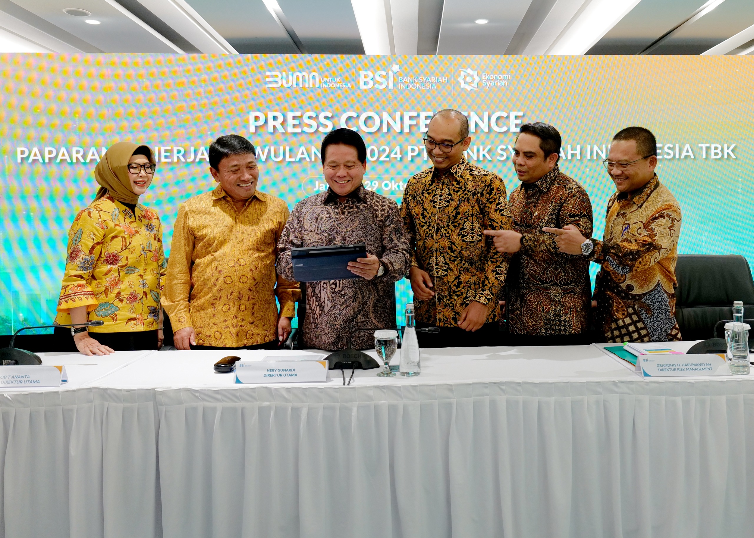 KANAN KEKIRI: Tribuana Tunggadewi, Bob T.Ananta, Direktur Utama BSI Hery Gunardi (tengah),  H. Harumansyah, Anton Sukarna, dan Saladin D. Effendi di Kantor Pusat BSI, Gedung The Tower Jakarta.