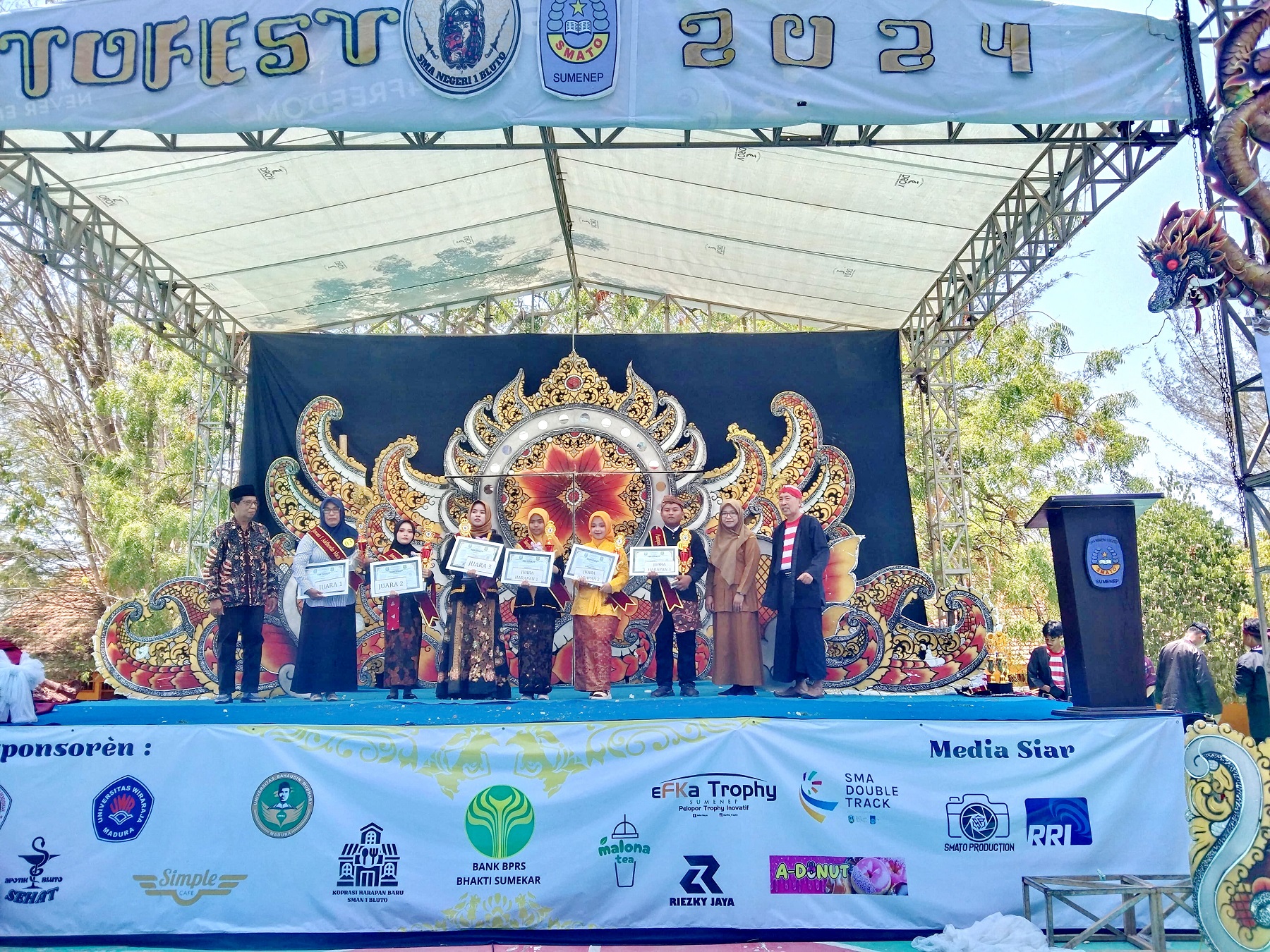 SUKSES: Kepala SMAN 1 Bluto Abu Amin Dasuki (kanan) berfoto bersama para pemenang lomba di acara Octofest, Selasa (29/10). (SMAN 1 BLUTO UNTUK JPRM)