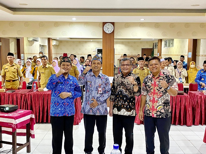 BERSINERGI: Dari kiri, Kepala DP3AP2KB Munapik, Kepala Dinas Kesehatan Saifudin dan pemateri berfoto bersama seusai menghadiri acara di Gedung PKPRI, Senin (28/10). (AYU LATIFAH/JPRM)