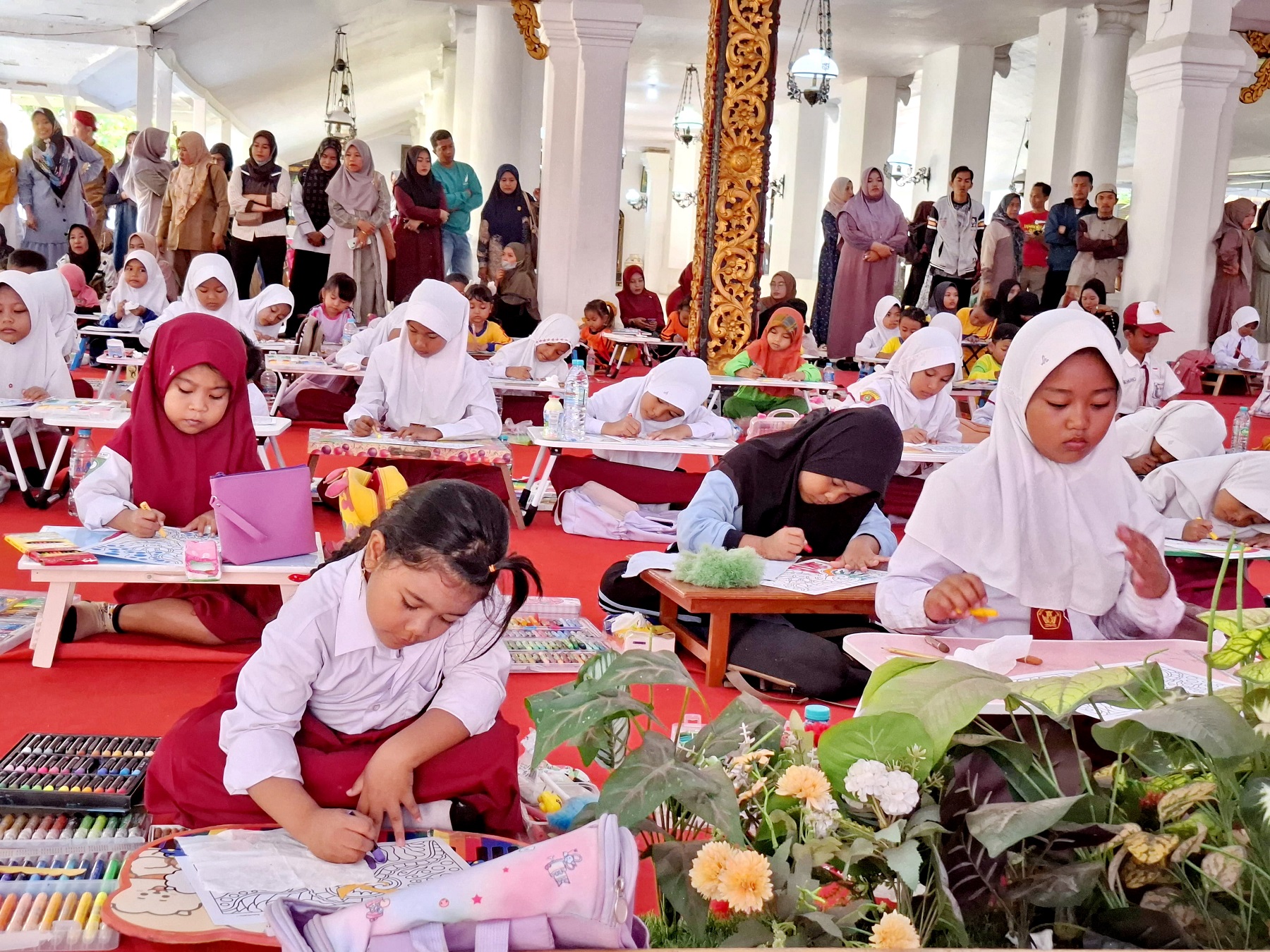SEMARAK: Ratusan siswa SD/MI mengikuti lomba mewarnai tingkat kabupaten di Pendopo Agung Keraton Sumenep, Senin (28/10). (MOH. LATIF/JPRM)
