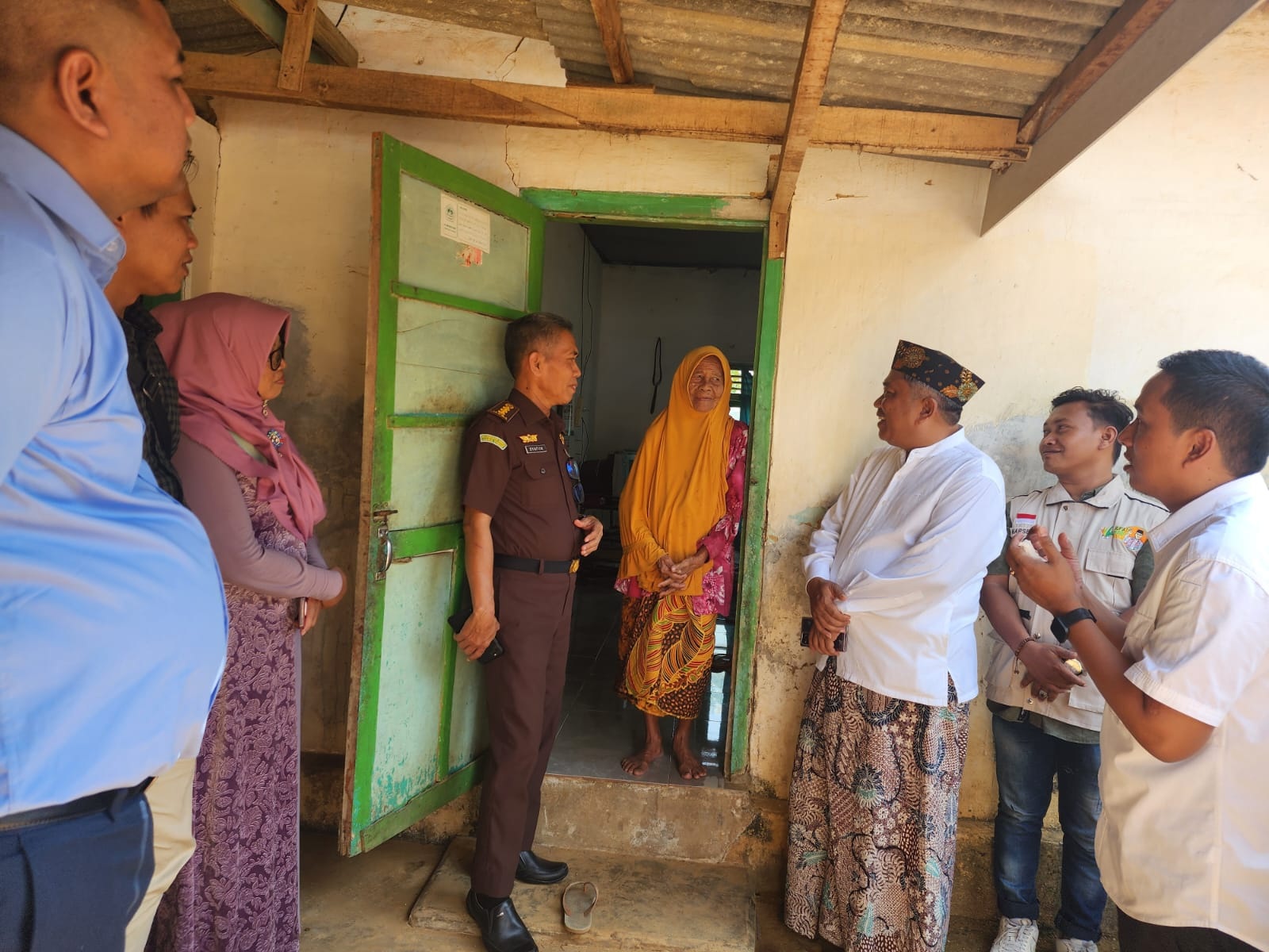MAKAN GRATIS: Dinsos Pamekasan melakukan monitoring dan evaluasi program makan lansia di Desa Tlagah, Kecamatan Pegantenan, Selasa (22/10). (DINSOS PAMEKASAN untuk JPRM)