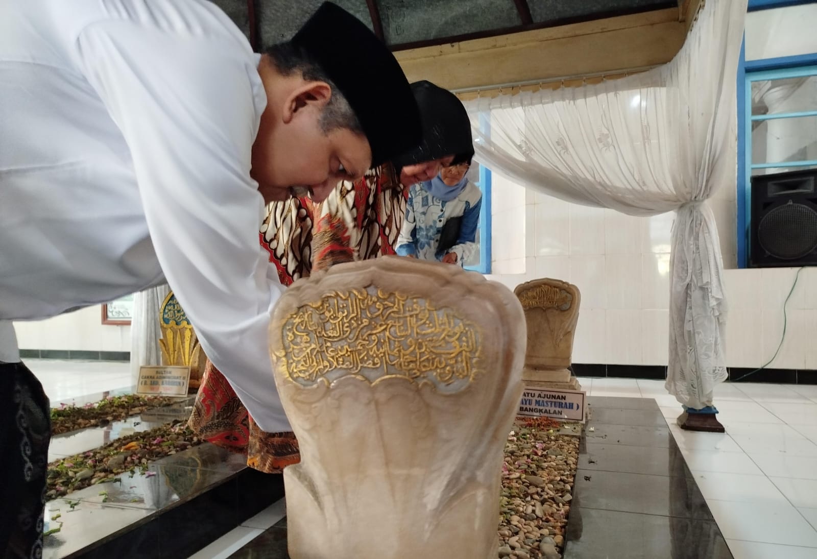 KHUSYUK: Calon gubernur (cagub) Jawa Timur Tri Rismaharini didampingi Imam Buchori &nbsp;ziarah ke makam Sultan Abdul Kadirun Bangkalan, Rabu (30/10). (TIM PEMENANGAN UNTUK JPRM)