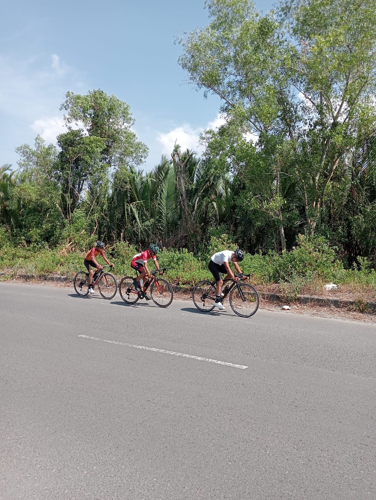 SEMANGAT: Atlet Ikatan Sport Sepeda Indonesia (ISSI) Bangkalan saat latihan bersama di Jalan Asmara, Sabtu (21/9). (KUSWANDI UNTUK JPRM)