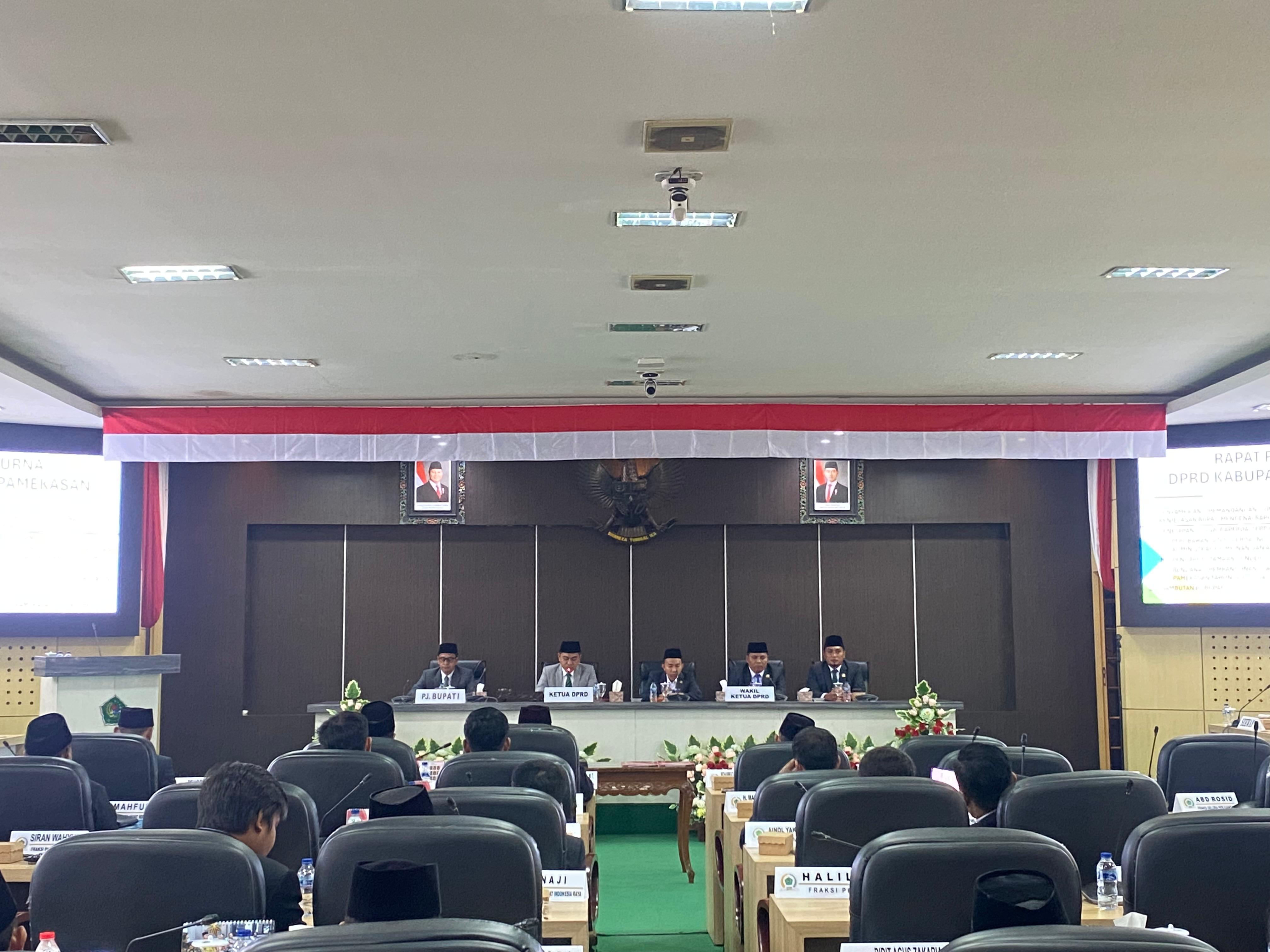 KHIDMAT: Pj Bupati Pamekasan Masrukin (kiri) bersama pimpinan dewan mengikuti sidang paripurna, Selasa (29/10). (MOH. IQBAL AFGANI/JPRM)