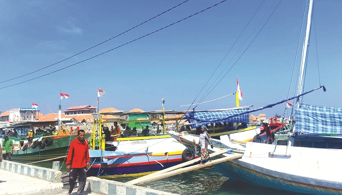 BUTUH AIR BERSIH: Warga berada di dermaga Desa/Pulau Mandangin, Kecamatan Sampang, Senin (2/9). (JUNAIDI PONDIYANTO/JPRM)