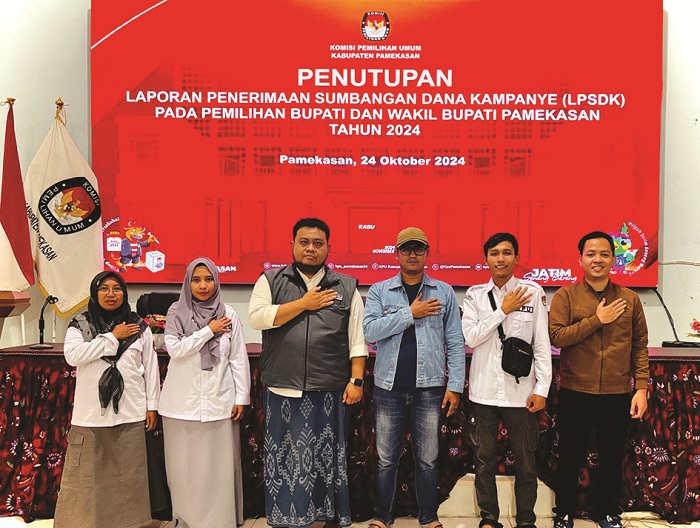 SETOR: Ketua Divisi Teknis Penyelenggara KPU Pamekasan A. Tajul Arifin (pakai topi) berfoto dengan staf saat penyerahan LPSDK, Kamis (24/10). (KPU PAMEKASAN UNTUK JPRM)