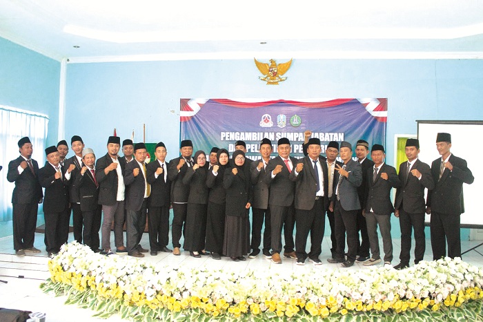 SEMANGAT: Para pengurus MKKS SMK Swasta Kabupaten Sampang periode 2024&ndash;2027 usai dilantik di kantor Dinas Pendidikan Provinsi Jatim Wilayah Kabupaten Sampang Kamis (31/10). (JUNAIDI PONDIYANTO/JPRM)