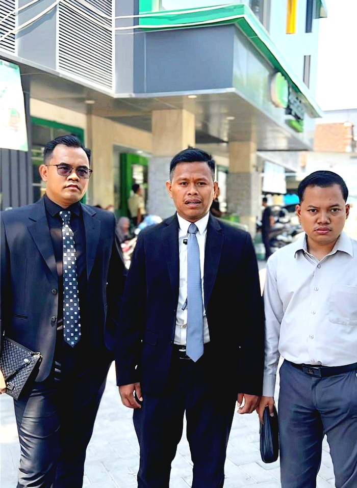 BELA KLIEN: Jailani (mengenakan kacamata) bersama kedua rekannya berfoto bersama seusai mendatangi kantor pegadaian yang terletak di Jalan Diponegoro, Pamekasan. (ISTIMEWA)