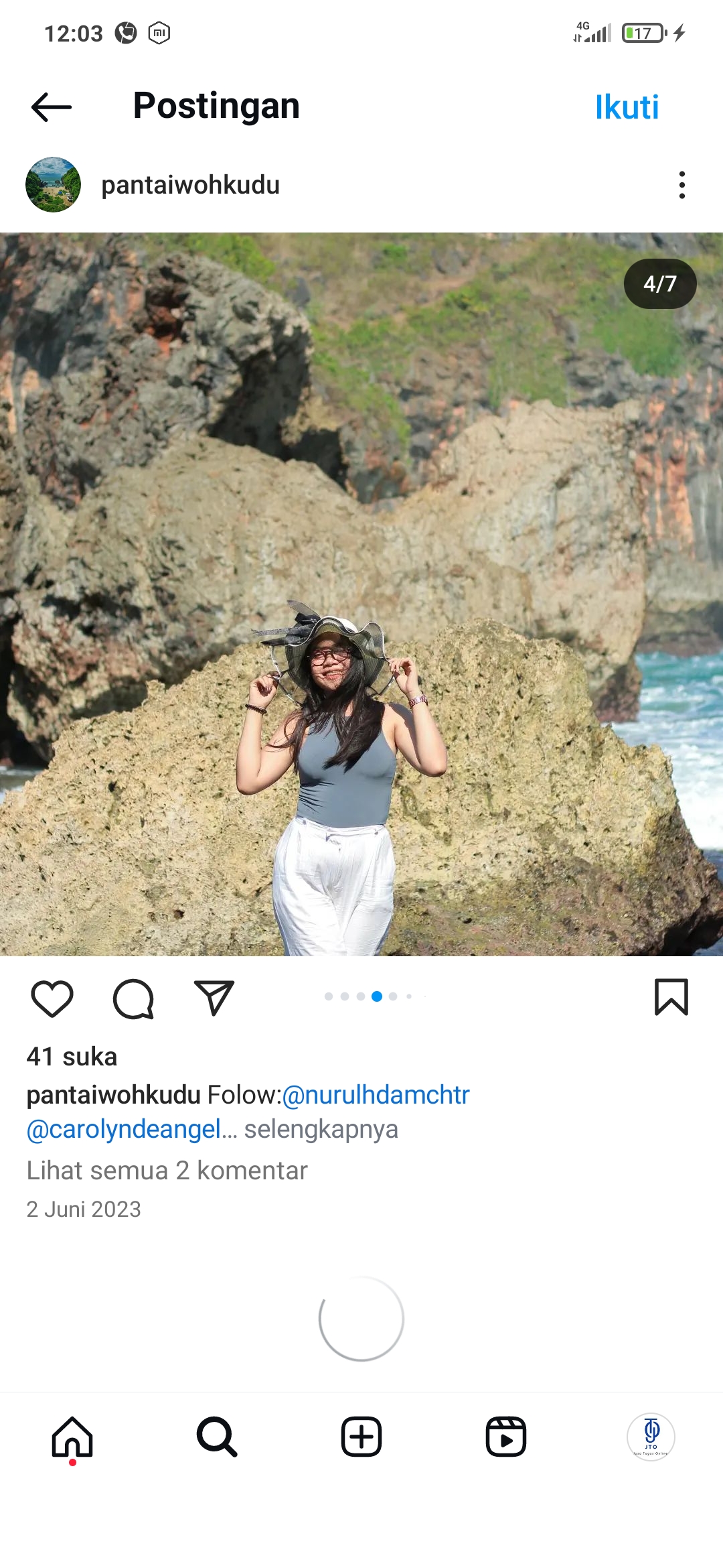 Berfoto di pantai Wohkudu Gunung Kidul