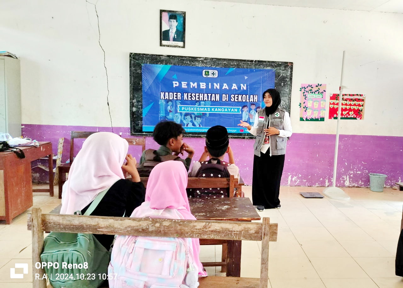TURUN LANGSUNG: Tenaga kesehatan Puskesmas Kangayan memberikan pembinaan kepada kader kesehatan di salah satu sekolah. (PUSKESMAS KANGAYAN UNTUK JPRM)