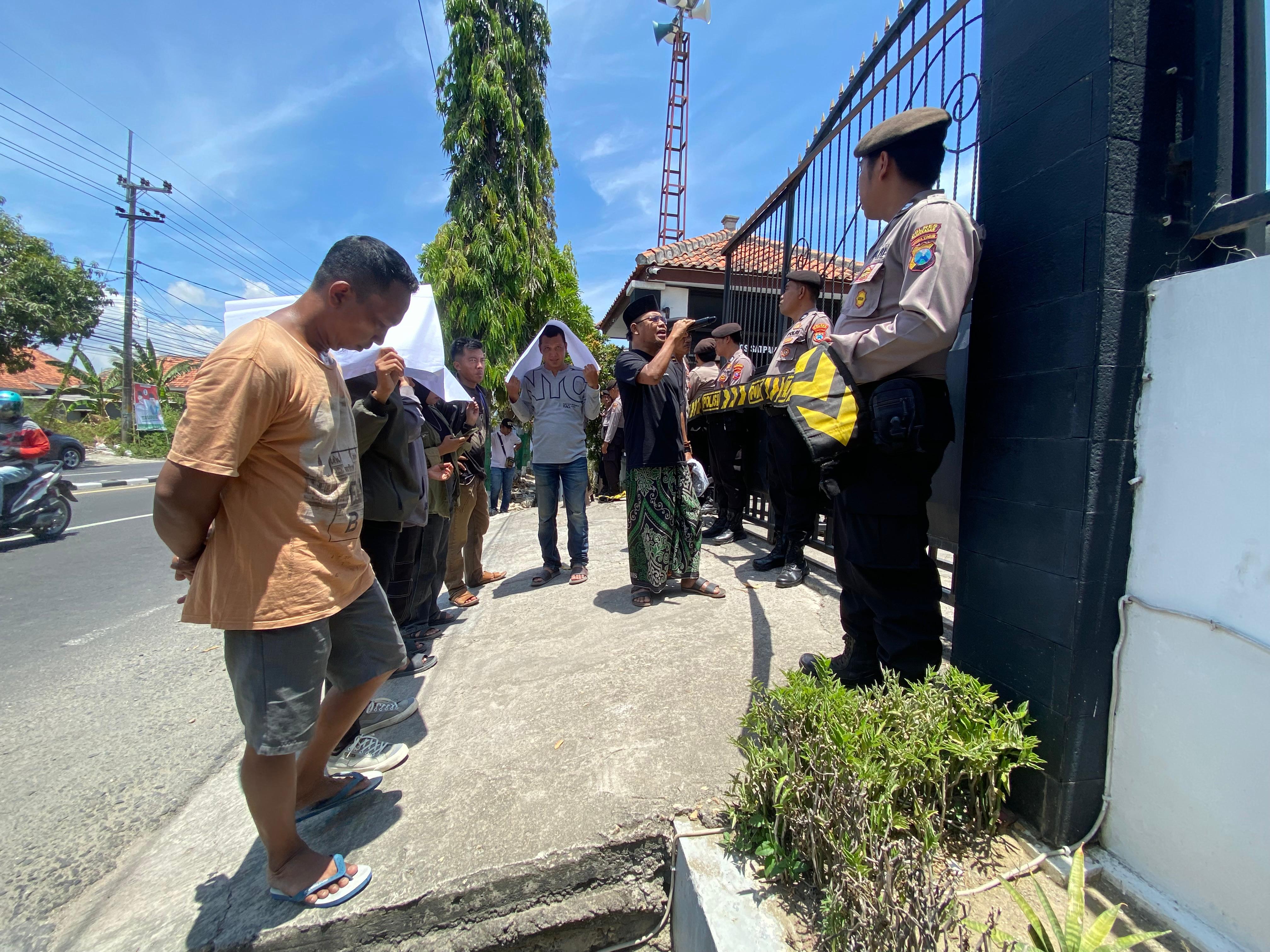 SUARAKAN ASPIRASI: Aktivis menggelar aksi di depan kantor Kejari Pamekasan, Kamis (31/10). (MOH. IQBAL AFGANI/JPRM)