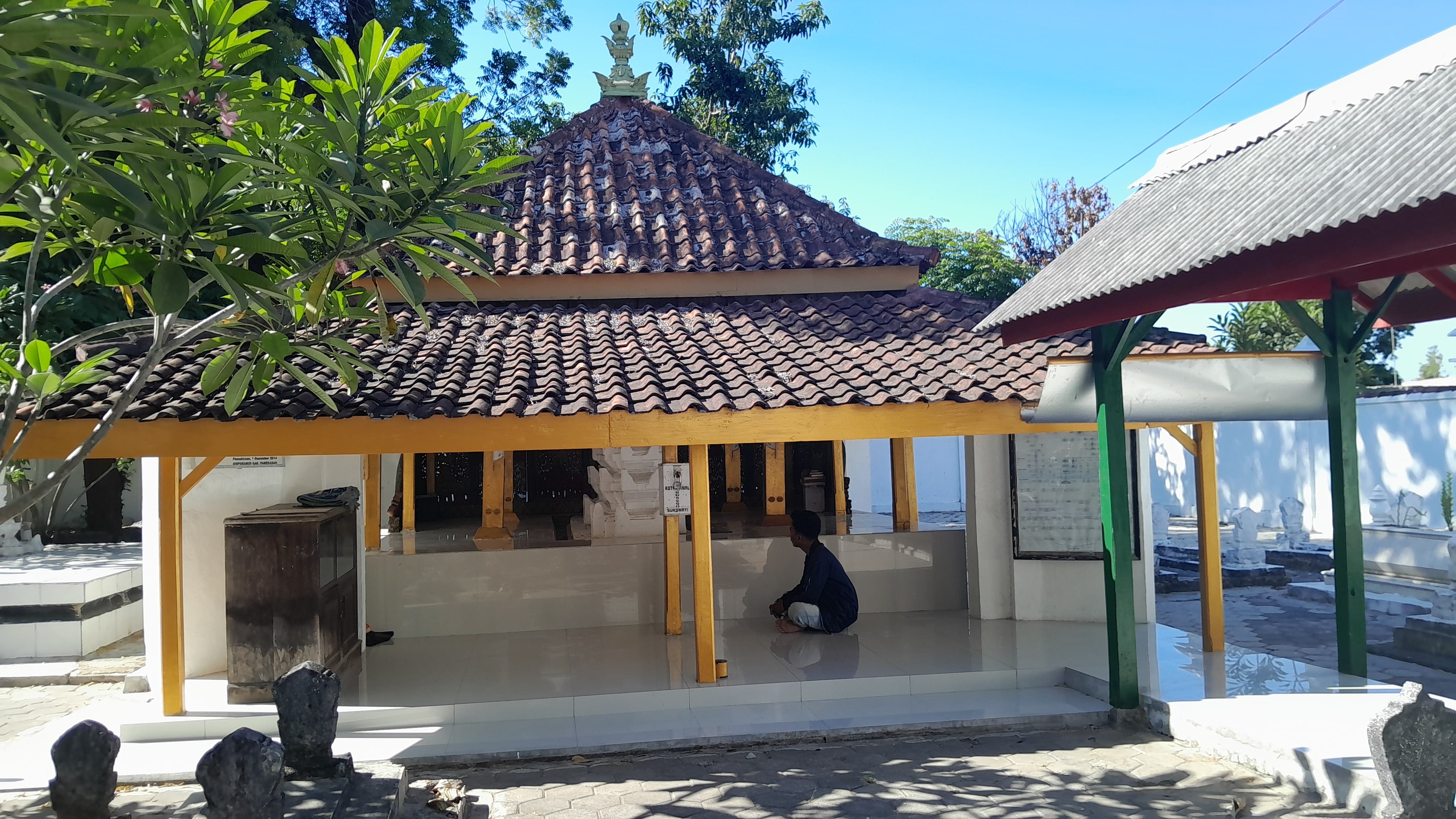 CAGAR BUDAYA: Seorang warga berziarah di Makam Ronggosukowati, Pamekasan. (KHOLIL RAMLI/JPRM)