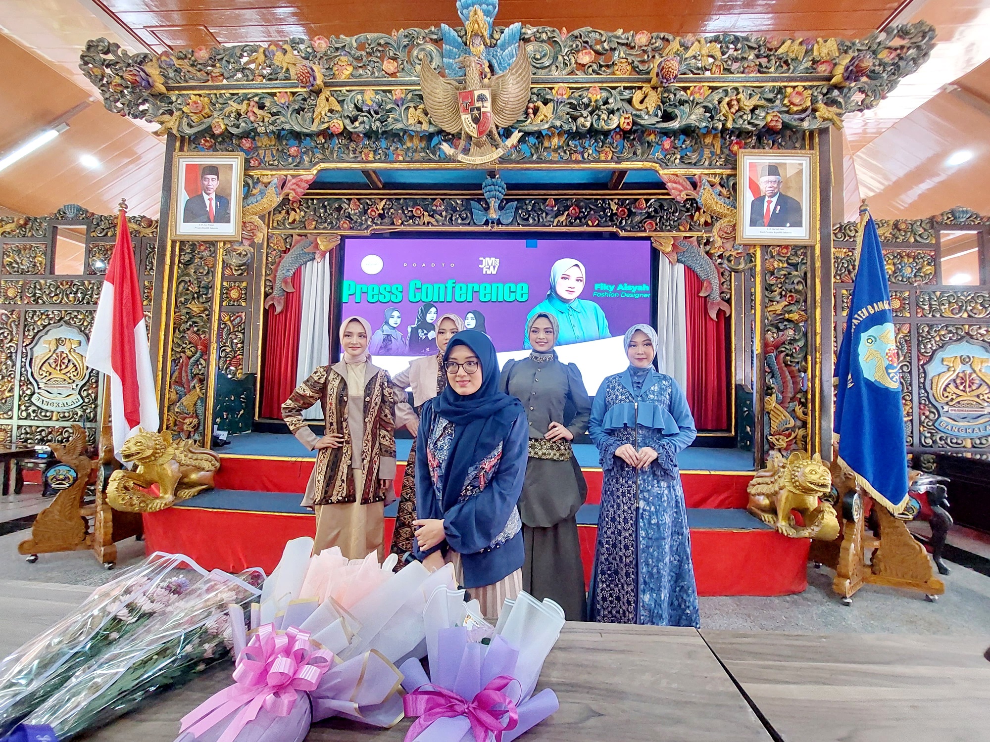 DESAINER MADURA: Fiky Aisyah Faiqotul Himmah saat menggelar konferensi pers di Pendopo Agung Bangkalan, Jumat (4/10). (ZEINAL ABIDIN/JPRM)
