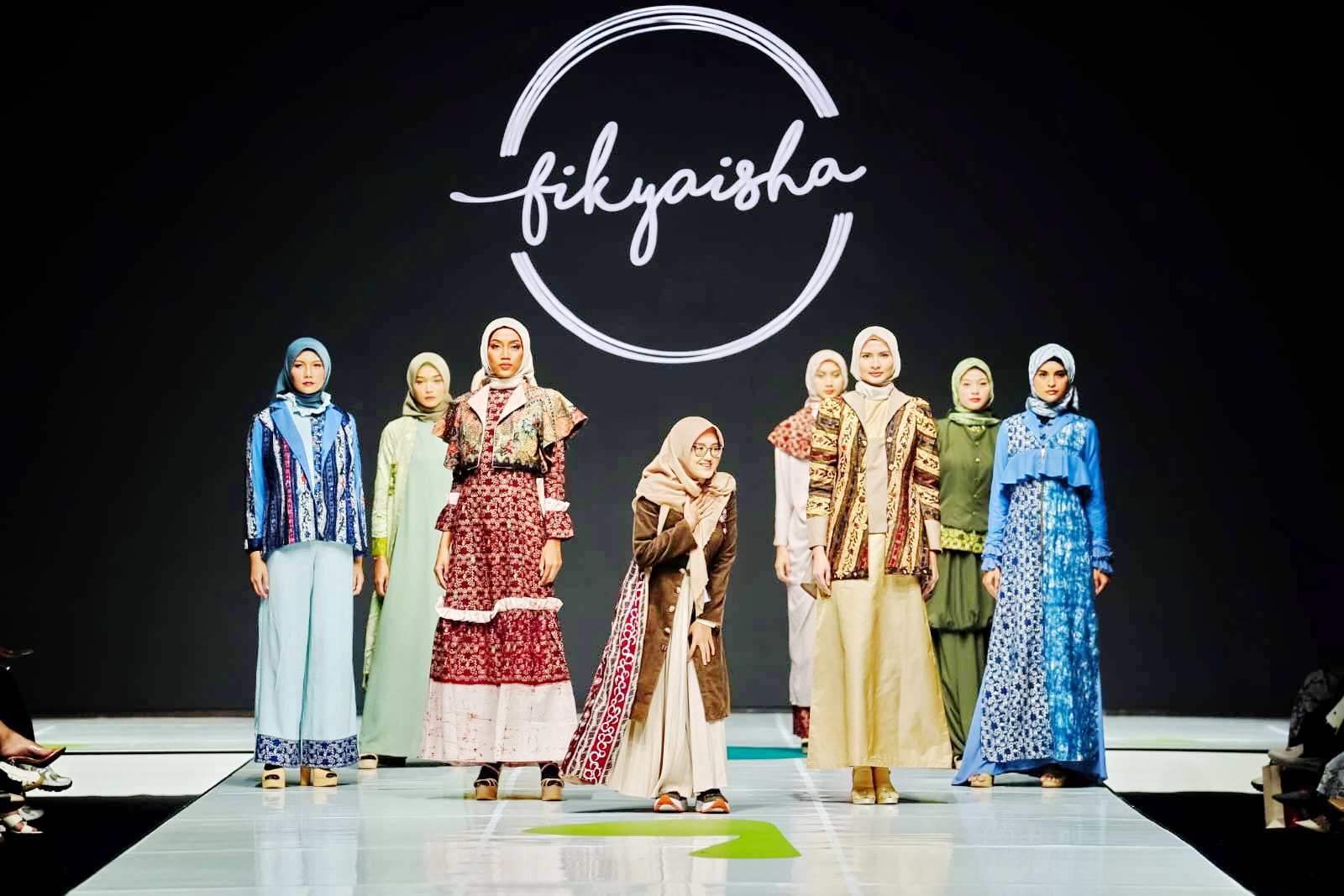 BATIK MADURA: Perancang busana Fiky Aisyah Faiqotul Himmah (tengah) beserta talent saat memperkenalkan diri di Jakarta Muslim Fashion Week, Rabu (9/10). (FIKY AISYAH UNTUK JPRM)