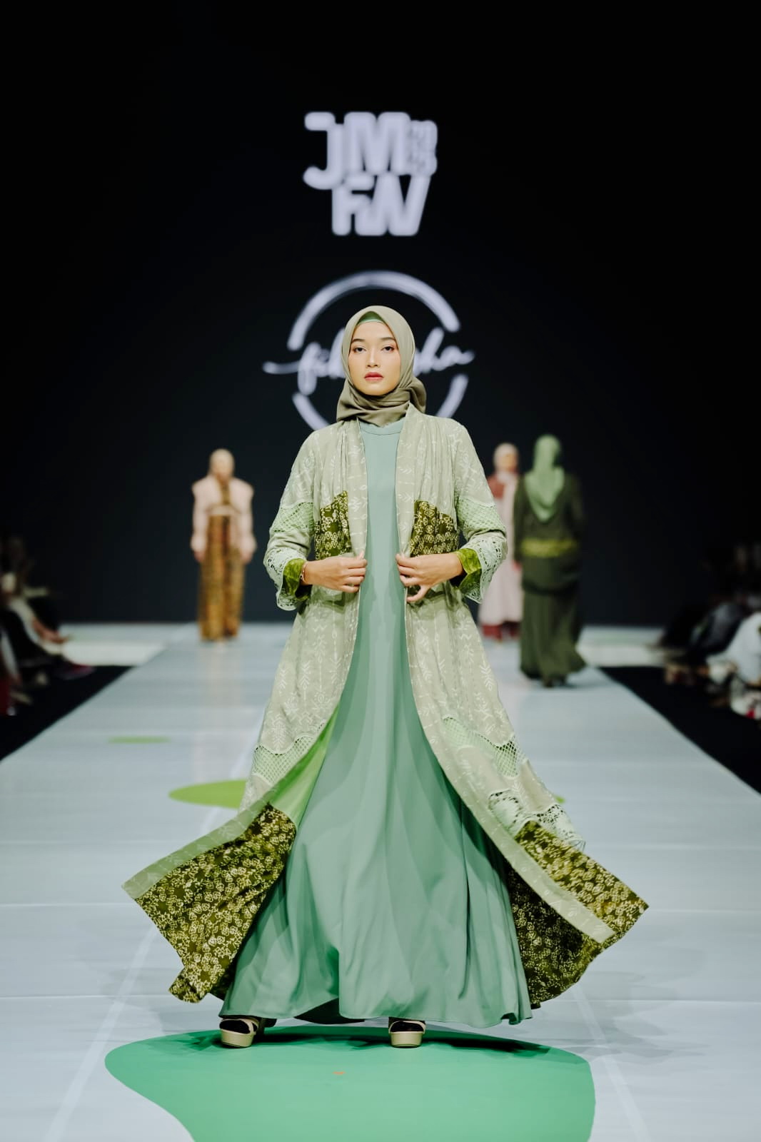 TAMPIL MEMUKAU: Talent saat mengenakan busana Fiky Aisyah Faiqotul Himmah di Jakarta Muslim Fashion Week, rabu (9/10). (FIKY AISYAH UNTUK JPRM)