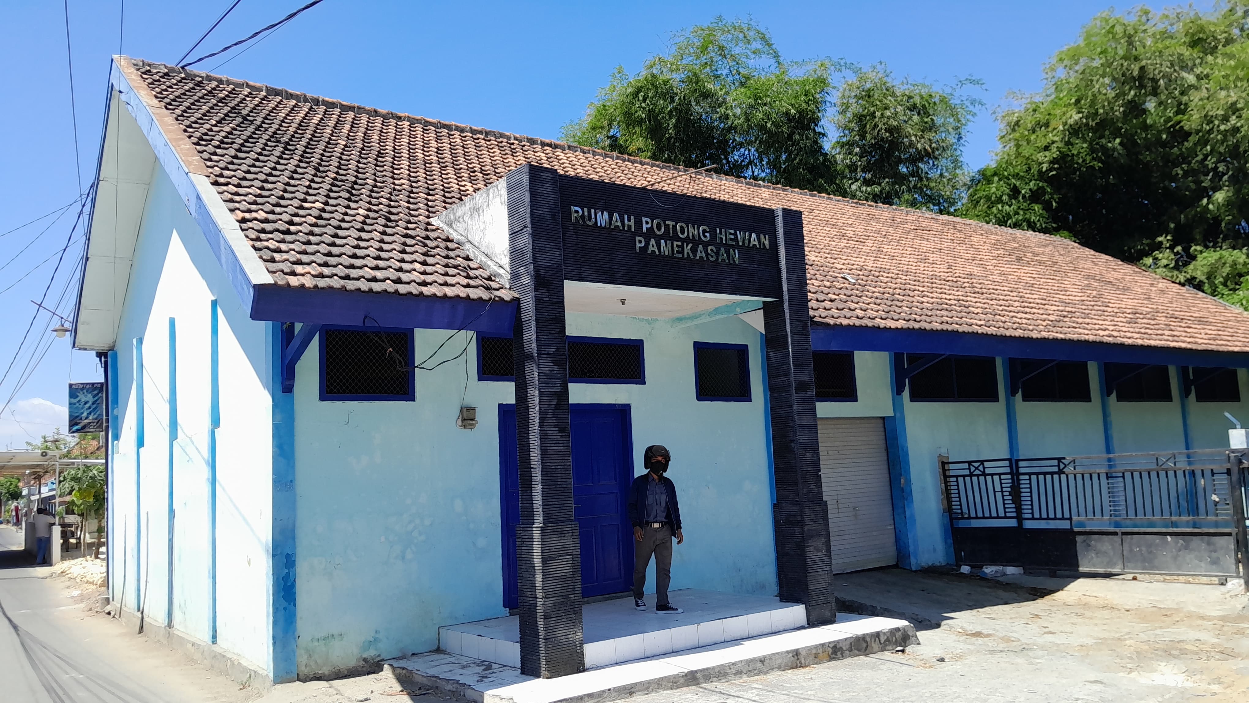TUTUP: Warga keluar dari teras utama Rumah Potong Hewan Pamekasan. (KHOLIL RAMLI/JPRM)