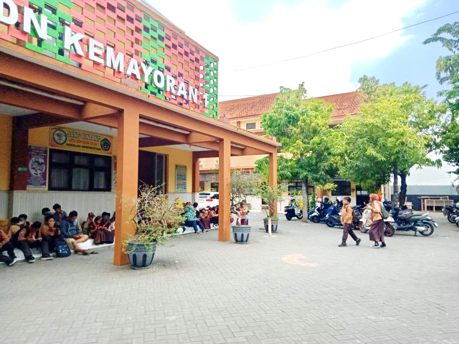 HARAPAN BANGSA: Sejumlah siswa SDN Kemayoran 1 Bangkalan berada di halaman sekolah, Jumat (27/9). (IMAMUDIN/JPRM)