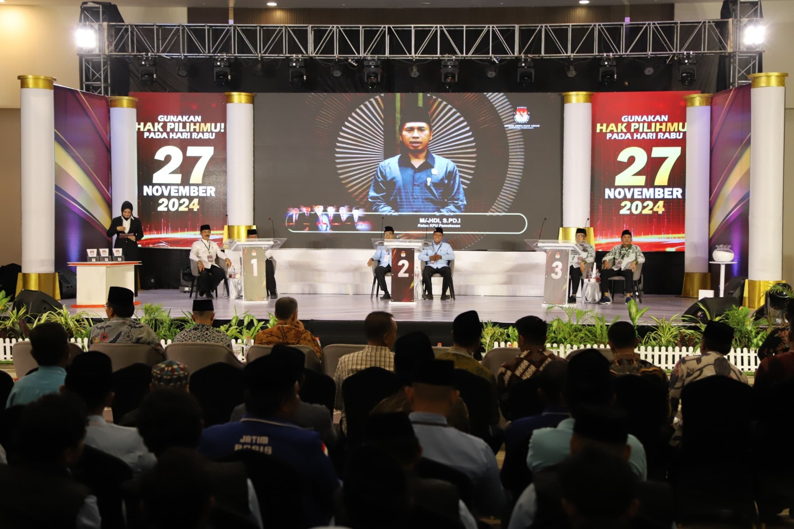 ADU GAGASAN: Tiga paslon mengikuti debat pertama di Azana Style Hotel Madura, Minggu (20/10) malam. (AHMAD AINUR ROHMAN UNTUK JPRM)