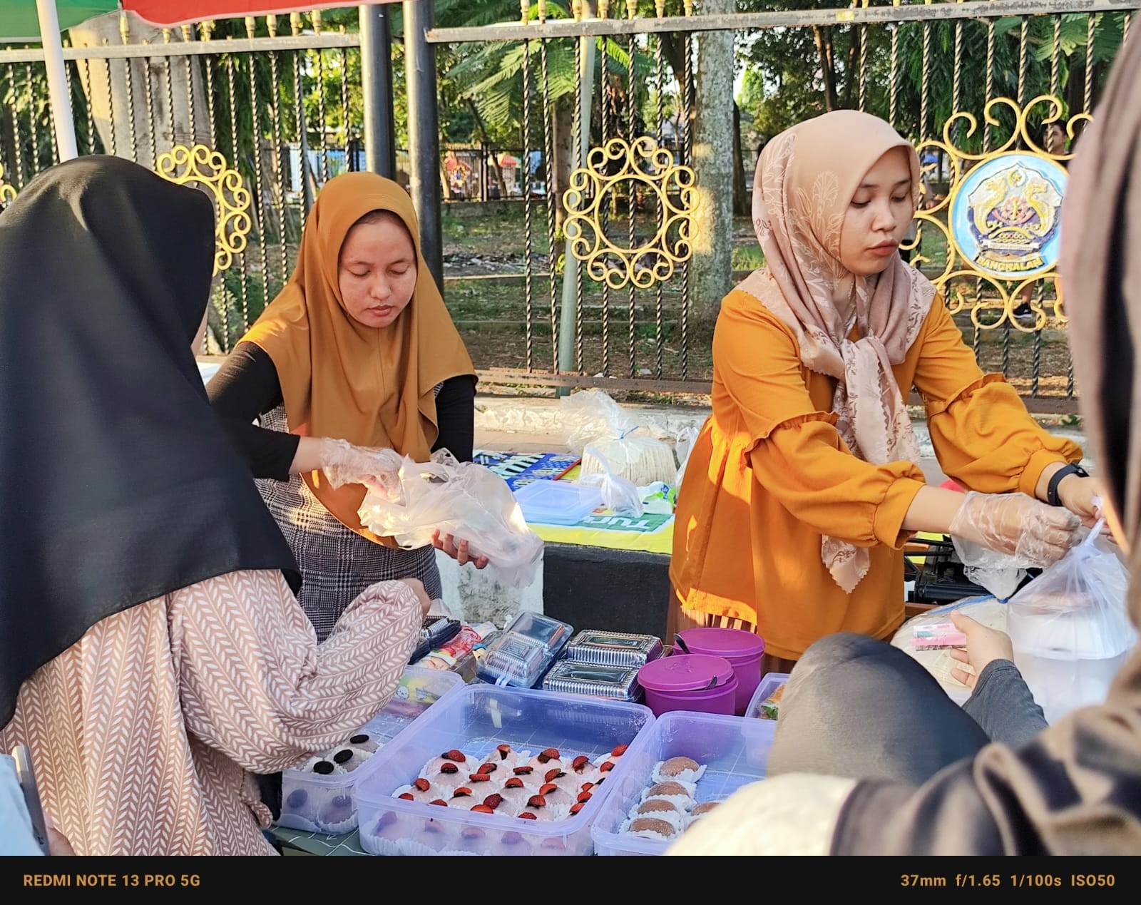 LARIS: Pelaku UMKM sedang melayani pembeli di area Alun-Alun Bangkalan, Minggu(13/10). (RISKY AP/JPRM)