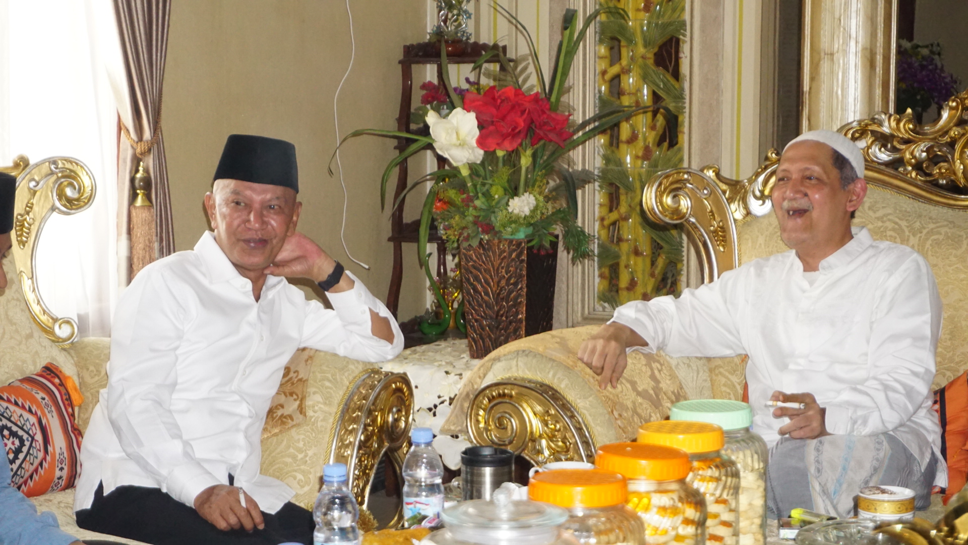 AKRAB: MH Said Abdullah (kiri) berkunjung ke kediaman KH Imam Buchori di Jalan Halim Perdanakusuma, Bangkalan, Sabtu (2/11). (VIVIN AGUSTIN HARTONO/JPRM)