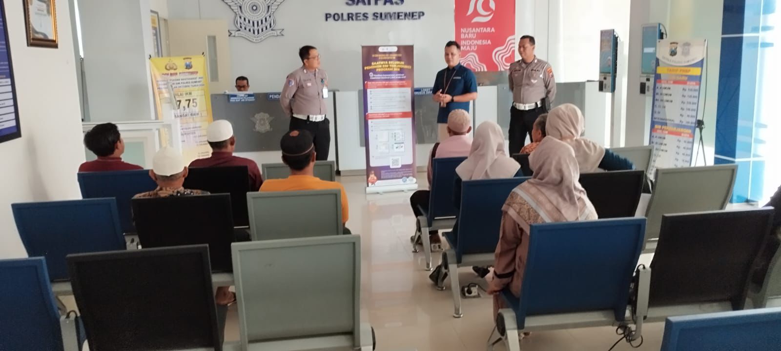 ATURAN BARU: Anggota Satlantas Polres Sumenep bersama pegawai BPJS Kesehatan saat menyosialisasikan kebijakan baru pengurusan SIM di satpas polres Jumat (1/11). (SATLANTAS POLRES SUMENEP UNTUK JPRM)