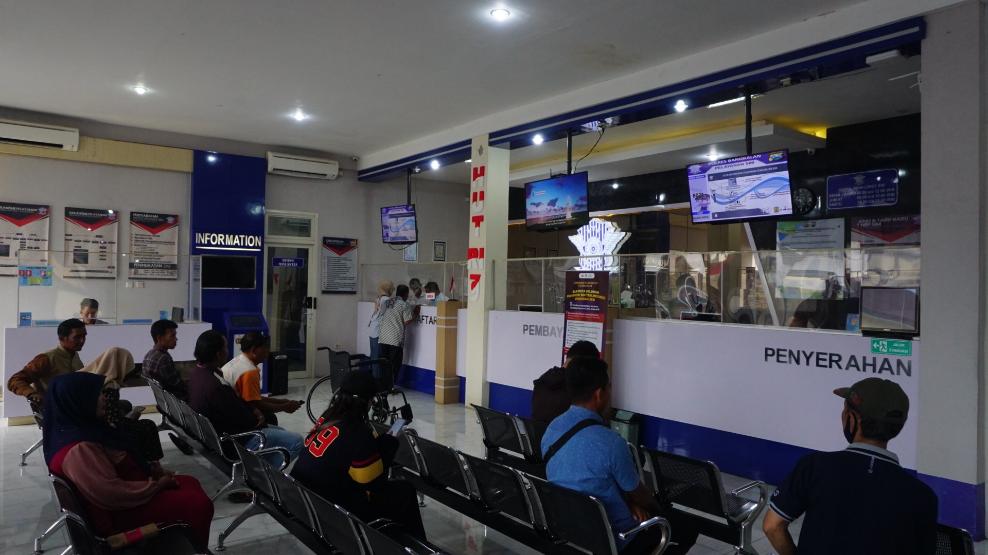 TERTIB: Warga antre saat mengurus permohonan SIM di Satpas Polres Bangkalan Jumat (1/11). (VIVIN AGUSTIN HARTONO/JPRM)