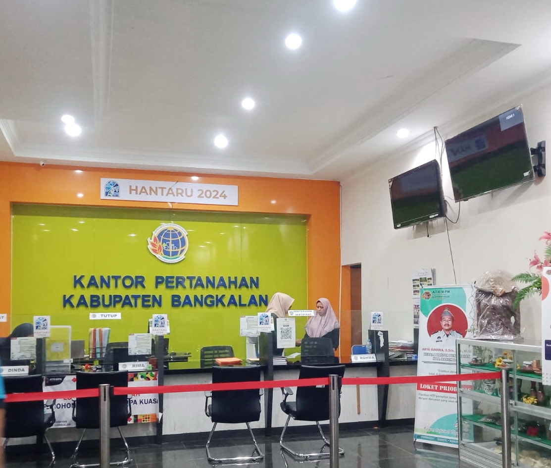 ABDI NEGARA: Petugas pelayanan BPN berada di ruang kerjanya, Jumat (1/11). (IMAMUDIN/JPRM)