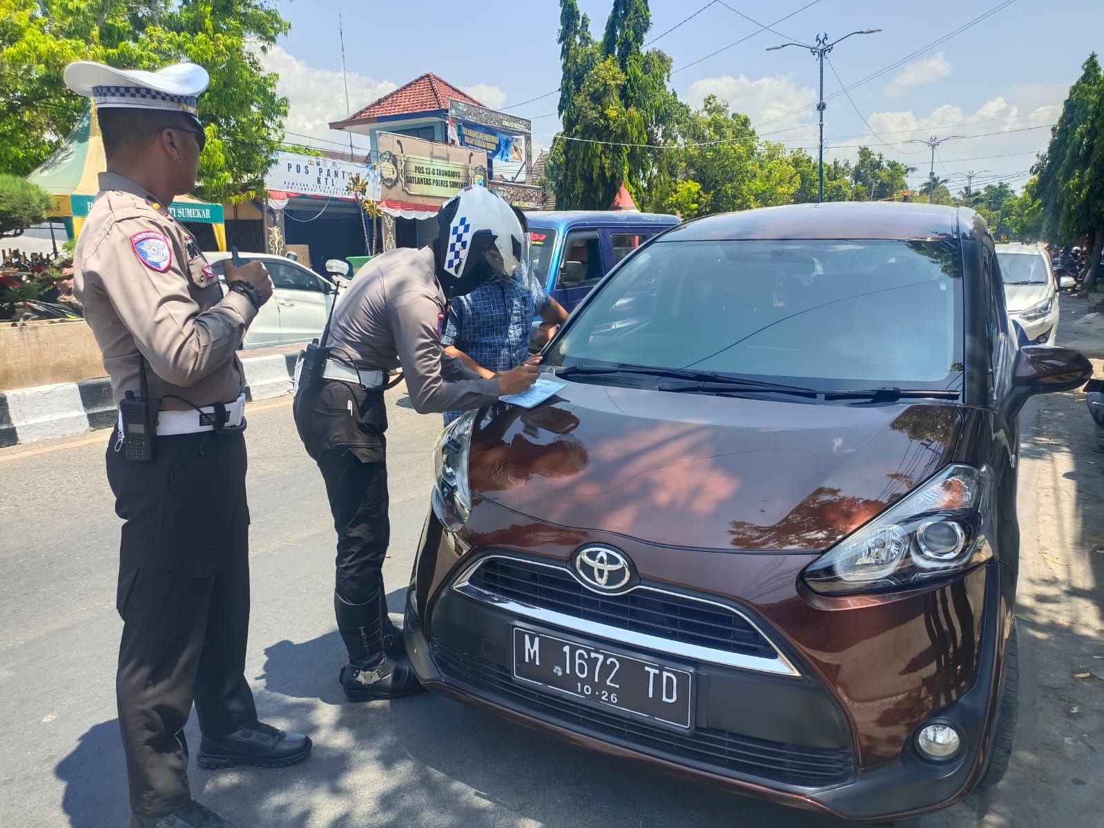 TINDAK TEGAS: Anggota Satlantas Polres Sumenep menindak pengendara yang melanggar di wilayah lalu lintas Kecamatan Kota pada Oktober lalu. (POLRES SUMENEP)  &nbsp;