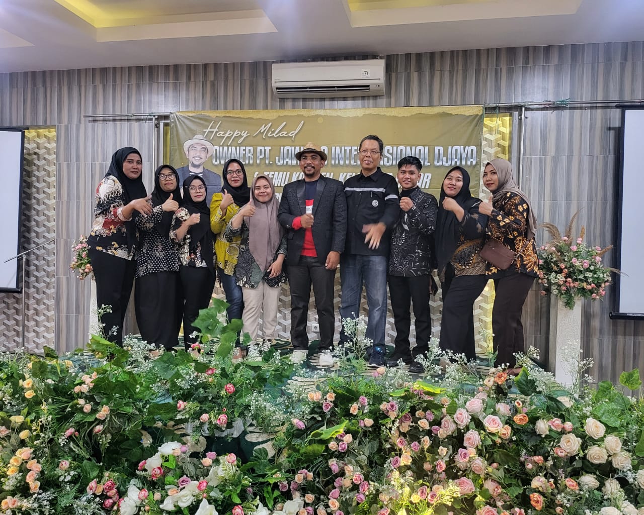 DEKAT: Owner CV. Jawara Internasional Djaya Marsuto Alfianto berfoto bersama karyawannya di Hotel Cahaya Berlian Minggu (3/11).