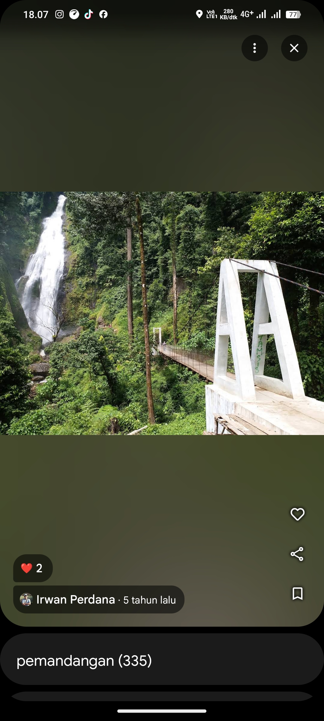 Pemandangan air terjun yang memukau