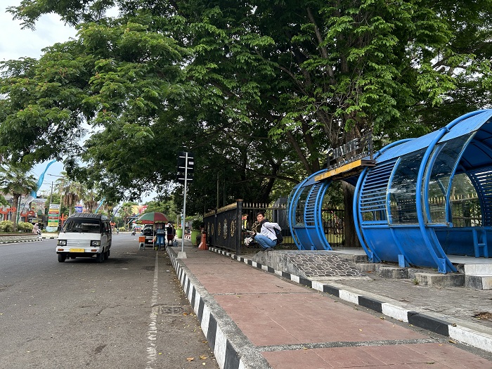 TAK TERTIB: Angkot pelat kuning mangkal di depan halte Alun-Alun Bangkalan, Senin (21/10). (VIVIN AGUSTIN HARTONO/JPRM)